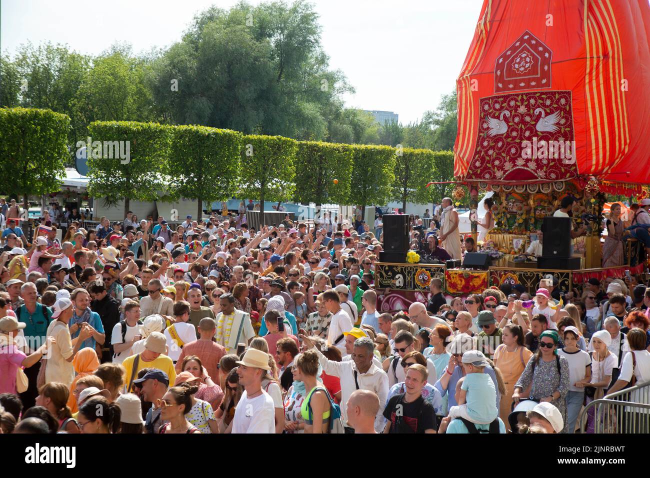 Moskau, Russland. 13. vom August 2022. Die Menge der Anhänger marschiert mit dem Hauptwagen während der Feier der Hare Krishna Ratha Yatra Parade oder des Hindu Religious Chariot Festivals, als Teil des India Day Festivals im Dream Island Park, Russland Stockfoto Moskau, Russland. 13. vom August 2022. Die Menge der Anhänger marschiert mit dem Hauptwagen während der Feier der Hare Krishna Ratha Yatra Parade oder des Hindu Religious Chariot Festivals, als Teil des India Day Festivals im Dream Island Park, Russland Stockfoto