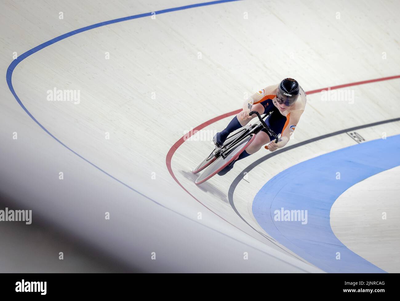 MUCHEN - Kyra Lamberink in Aktion beim Finale des 500 Meter langen Zeitfahrens auf der Rennstrecke am zweiten Tag der Mehreuropameisterschaft. Die deutsche Stadt München wird 2022 eine kombinierte Europameisterschaft verschiedener Sportarten veranstalten. ANP ROBIN VAN LONKHUIJSEN Stockfoto