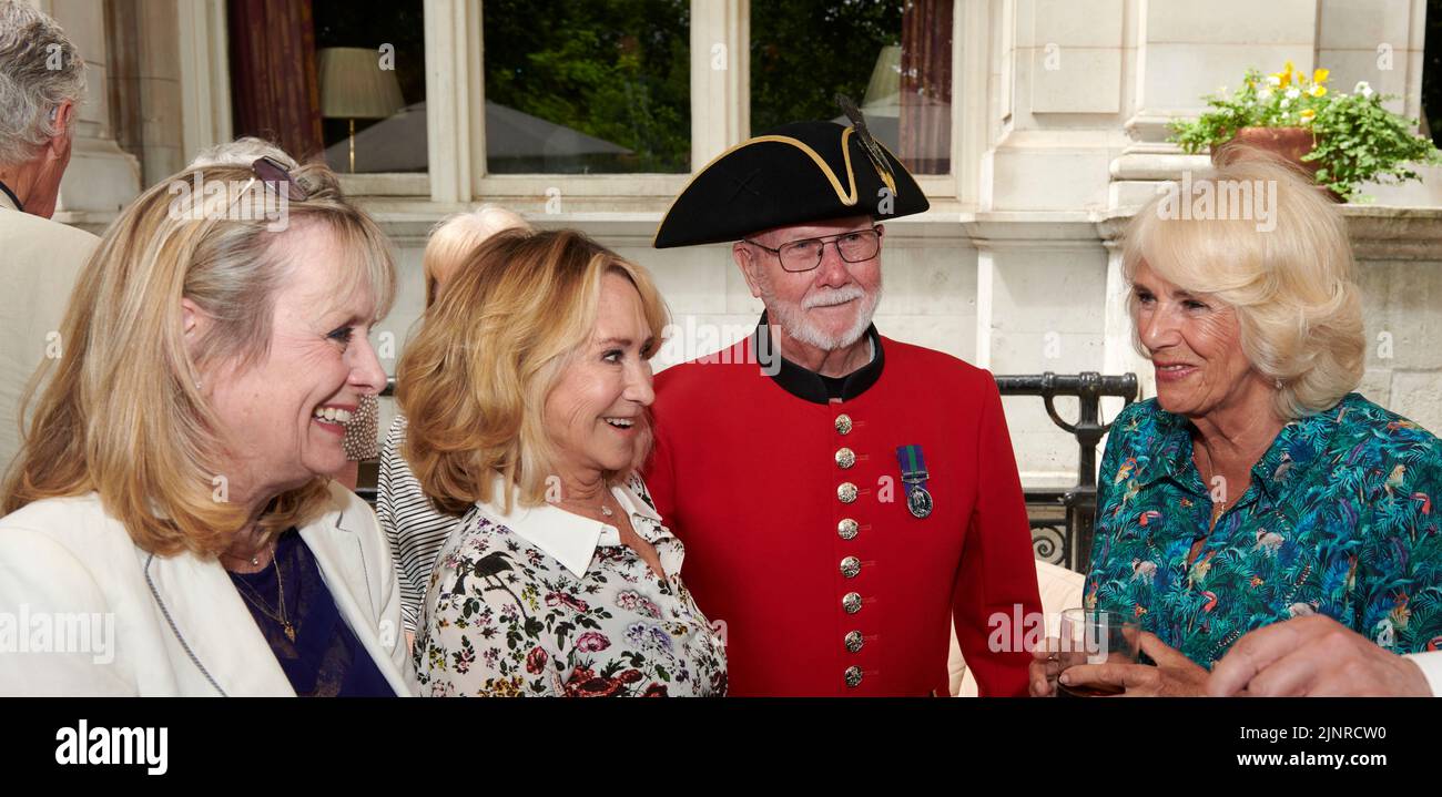 Dame Lesley Lawson aka TWIGGY, Felicity Kendal, Roy Palmer & HRH Camilla, Herzogin von Cornwall beim Mittagessen zum 75.. Geburtstag von HRH, der Herzogin von Cornwall Stockfoto