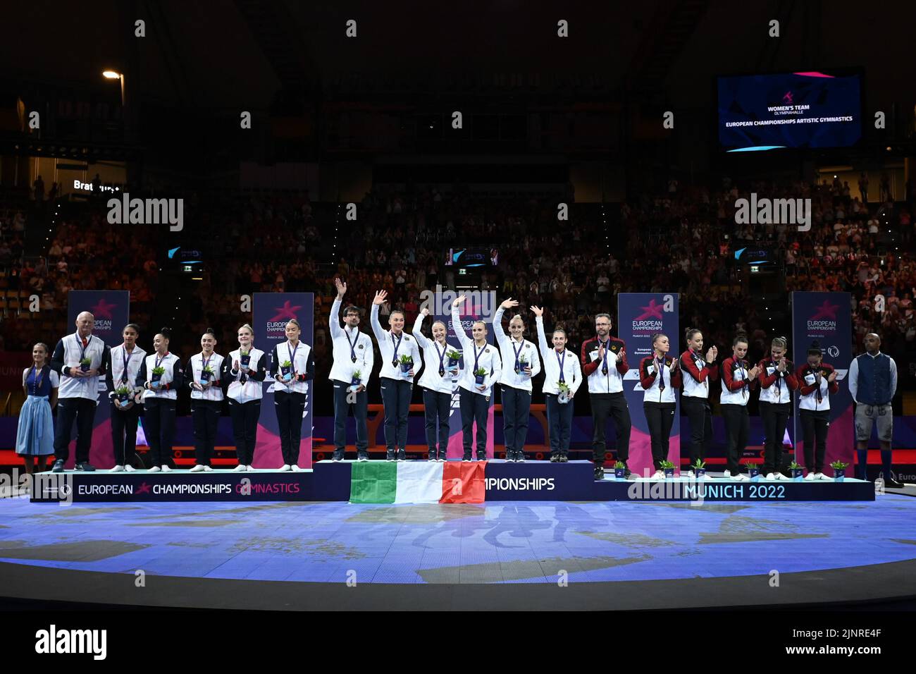 Olympiahalle, München, Italien, 13. August 2022, Mannschaftsmedaillenzeremonie während der Europameisterschaft der künstlerischen Gymnastik der Frauen - Finale der Frauen-Mannschaften - Gymnastik Stockfoto