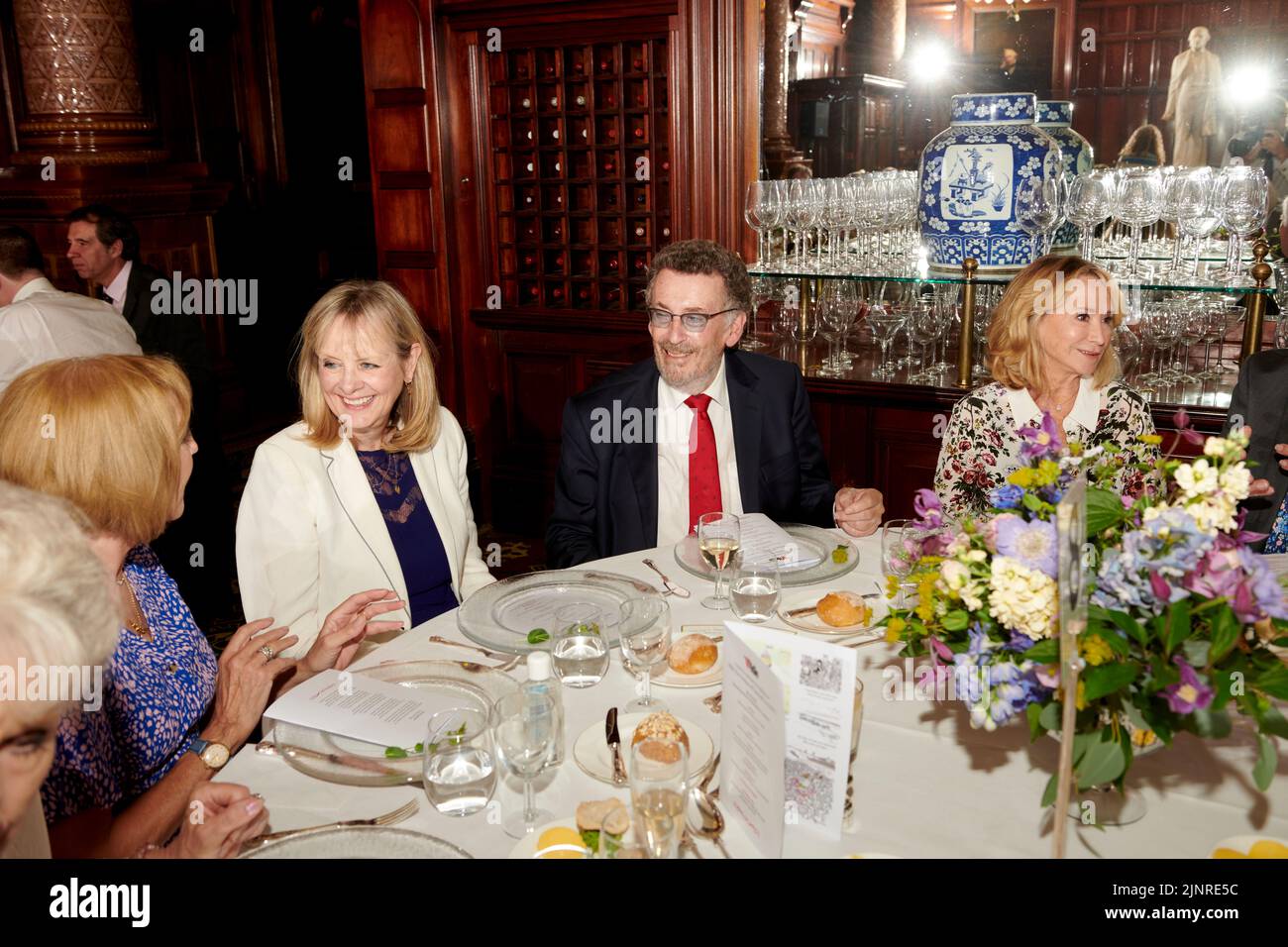 Twiggy - Dame Lesley Lawson; Robert Powell; Felicity Kendal beim Mittagessen zum 75.. Geburtstag von HRH, der Herzogin von Cornwall Stockfoto