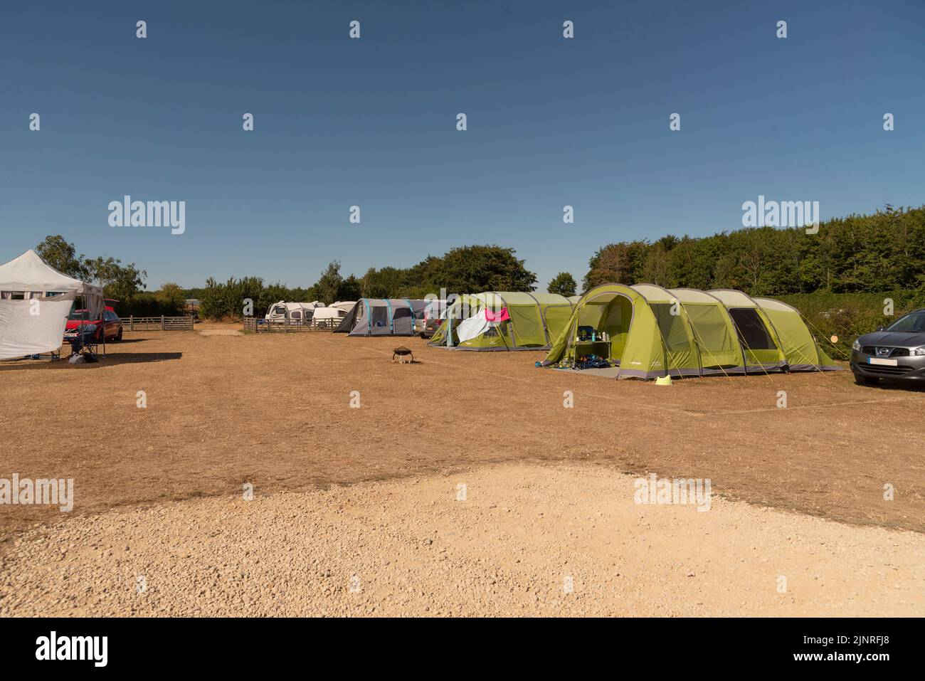 Temple Guiting, Cheltenham, England, Großbritannien. 2022. Camping- und Caravaningplatz im Windrush Valley im Herzen der Cotswolds-Region. VEREINIGTES KÖNIGREICH. Stockfoto