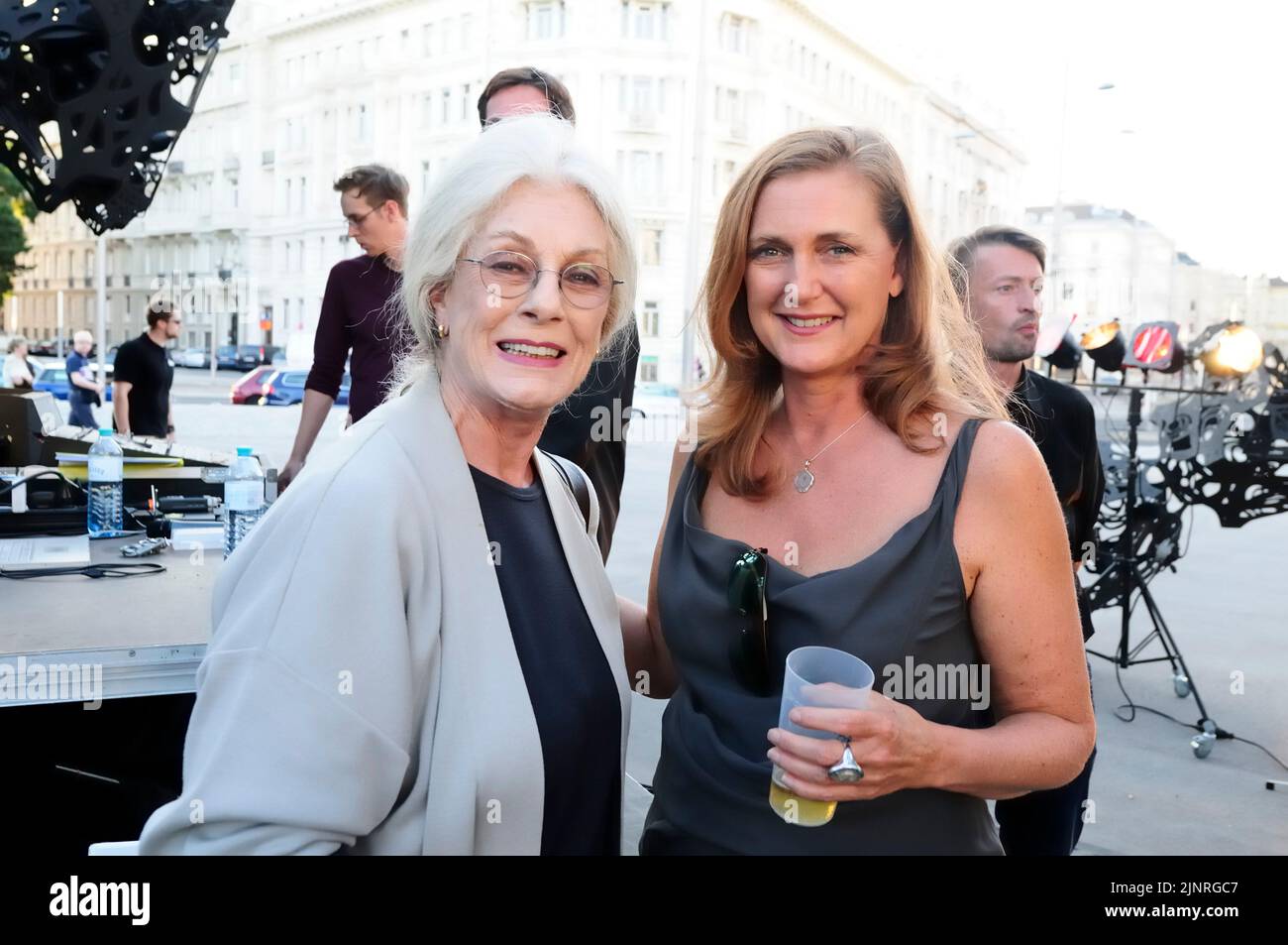 Wien, Österreich. Klangskulptur 'The Morning Line' am Schwarzenbergplatz in Wien. Auf dem Bild Fiona THYSSEN BORNEMISZA (L) und Henca Habsburg (R) Stockfoto