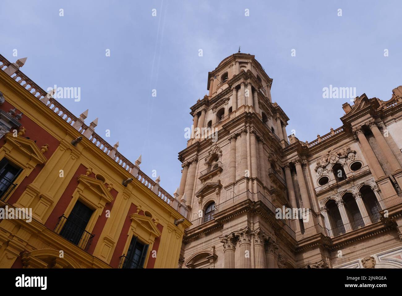 Symmetrisches Fragment der Architektur des Domturms. Die Kathedrale von Malaga ist ein nationales Wahrzeichen. Altstadt von Malaga, Andalusien, südl Stockfoto