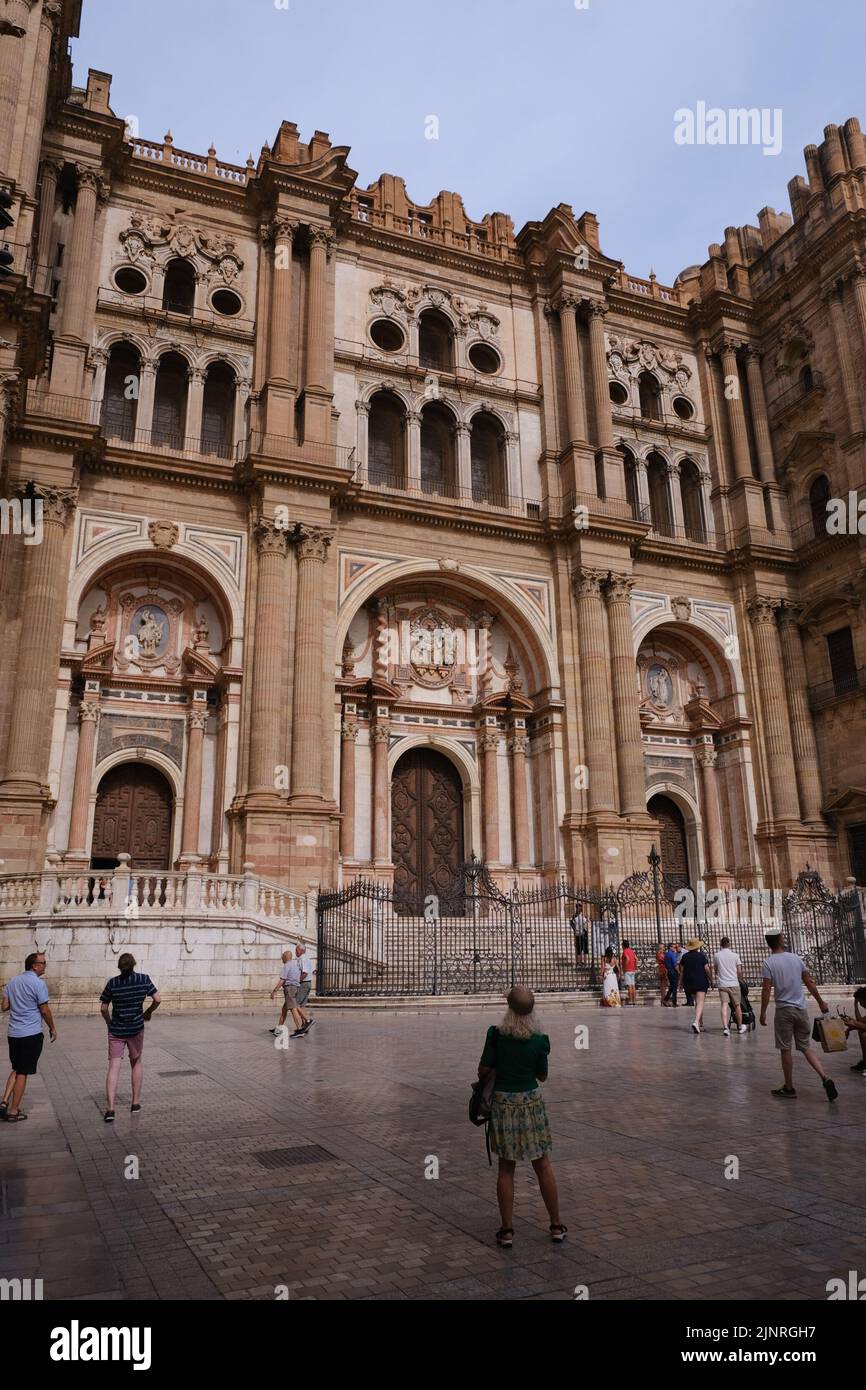 Symmetrisches Fragment der Architektur des Domturms. Die Kathedrale von Malaga ist ein nationales Wahrzeichen. Altstadt von Malaga, Andalusien, südl Stockfoto