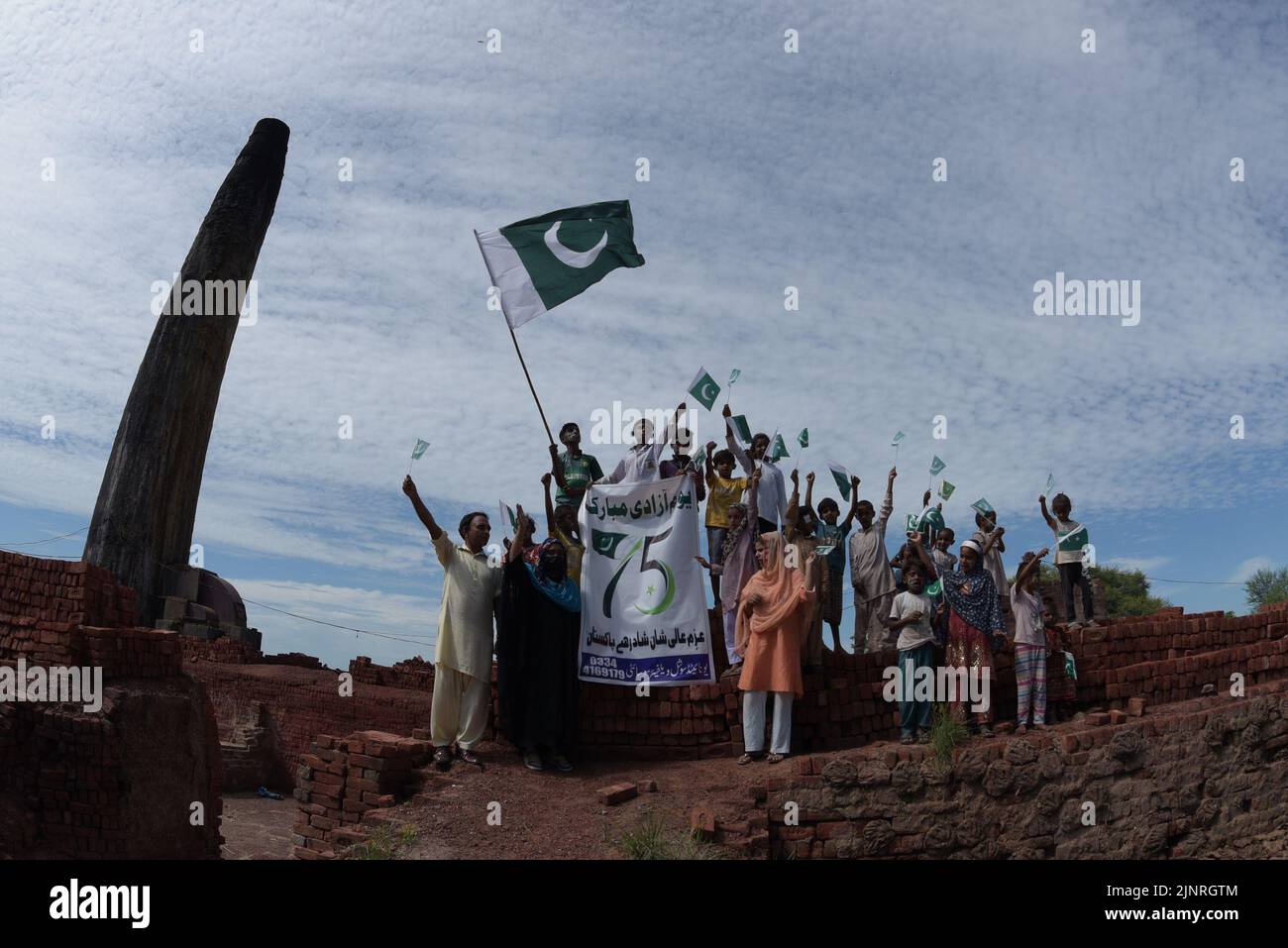 Die Kinder und Arbeiter der United Social Welfare Society von pakistanischen Ziegelöfen feiern den Unabhängigkeitstag 75. am Ziegelofen in Lahore. Der Unabhängigkeitstag (Y?um-e-?z?di), der jährlich am 14. August begangen wird, ist ein Nationalfeiertag in Pakistan. Es erinnert an den Tag, an dem Pakistan seine Unabhängigkeit erlangte und nach dem Ende des britischen Raj im Jahr 1947 zum souveränen Staat erklärt wurde. Pakistan entstand durch die Pakistan-Bewegung, die die Schaffung eines unabhängigen muslimischen Staates in den nordwestlichen Regionen des britischen Indiens durch Teilung anstrebte. Die Bewegung Stockfoto