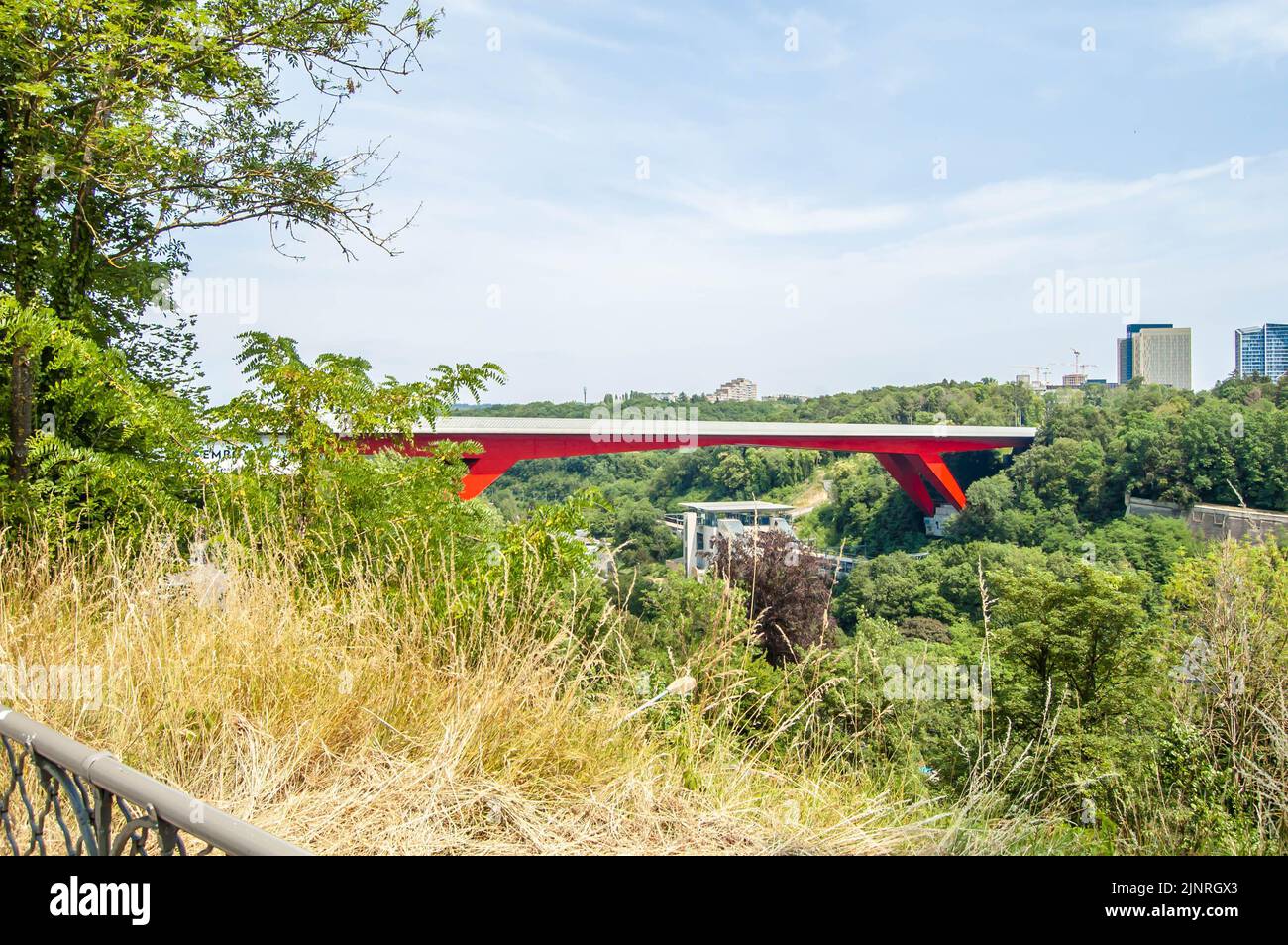 LUXEMBURG - 19. Juni 2022: Ansicht der Großherzogin Charlotte Brücke in Luxemburg Stockfoto