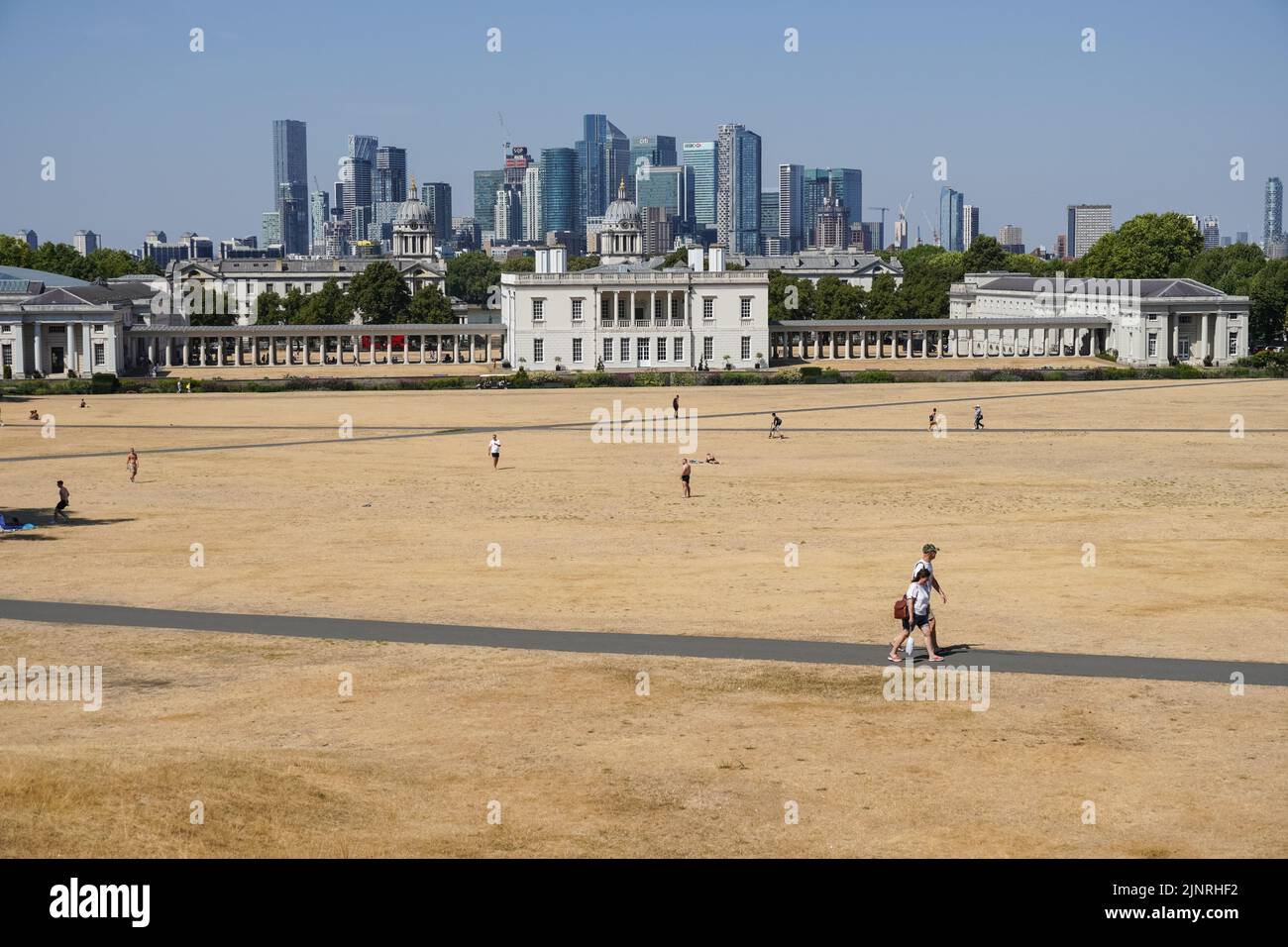 London, Großbritannien. 13. August 2022. UK Wetter: Ausgetrocktes Gras im Greenwich Park in London. Quelle: Marcin Rogozinski/Alamy Live News Stockfoto