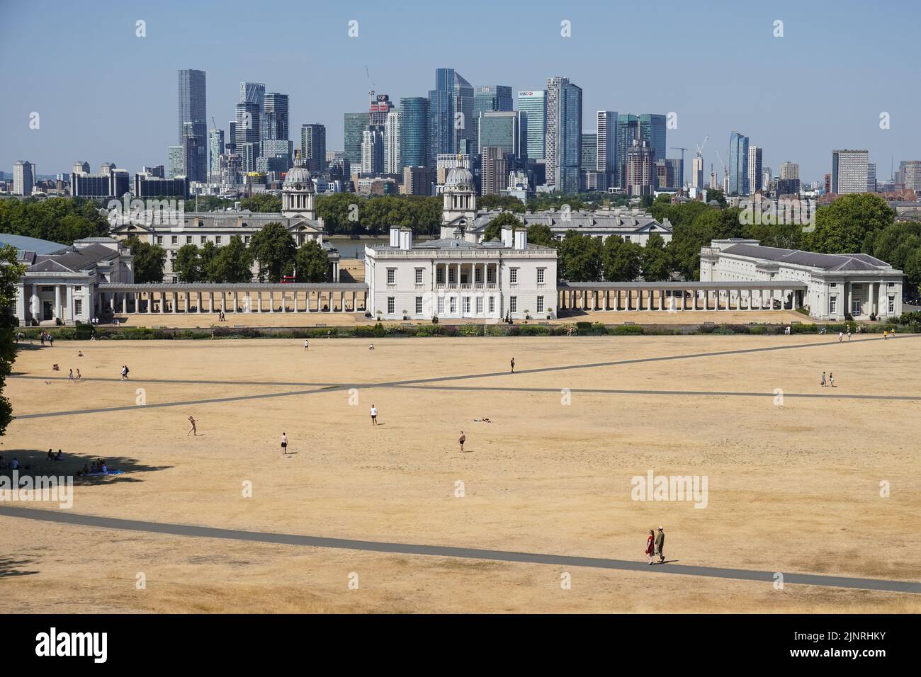London, Großbritannien. 13. August 2022. UK Wetter: Ausgetrocktes Gras im Greenwich Park in London. Quelle: Marcin Rogozinski/Alamy Live News Stockfoto