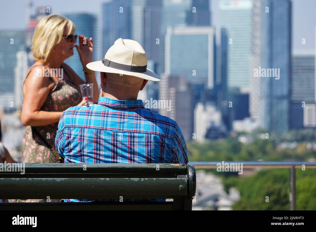 London, Großbritannien. 13. August 2022. Wetter in Großbritannien: Besucher im Greenwich Park tragen Hüte während der Hitzewelle. Quelle: Marcin Rogozinski/Alamy Live News Stockfoto