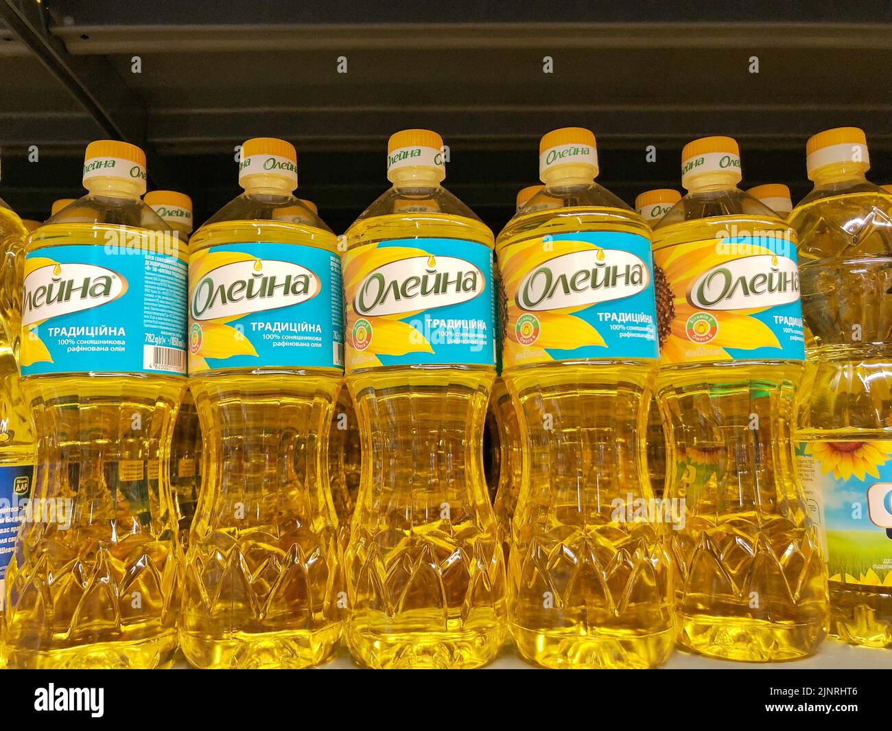 13.08.2022, Ukraine, Kharkiv, ein Regal in einem Supermarkt .Sonnenblumenöl in einer Flasche auf einem Ladenregal Stockfoto