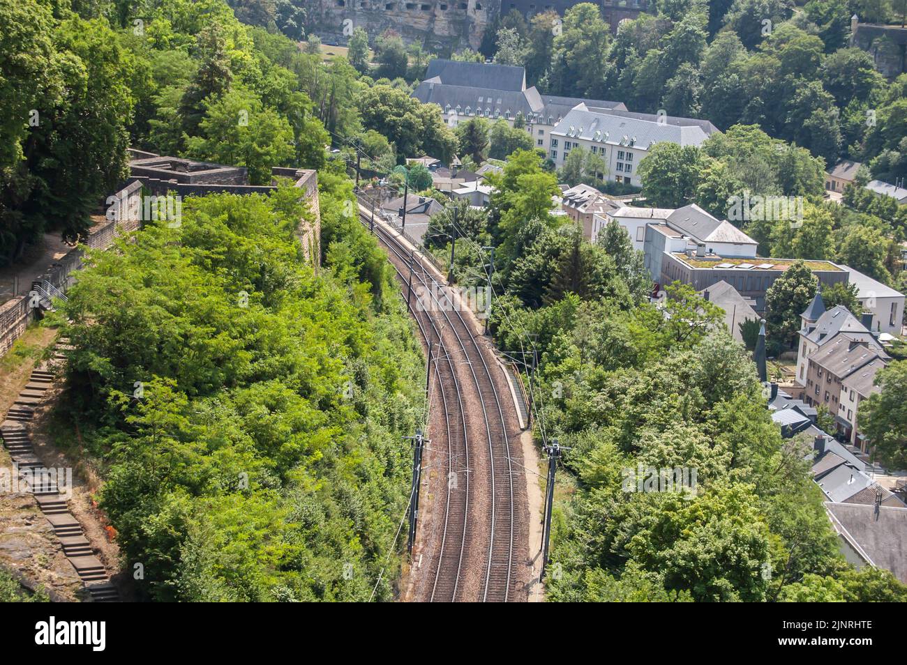 LUXEMBURG - 19. Juni 2022: Ansicht der luxemburgischen Bahnlinie von der Großherzogin Charlotte Brücke in Luxemburg Stockfoto