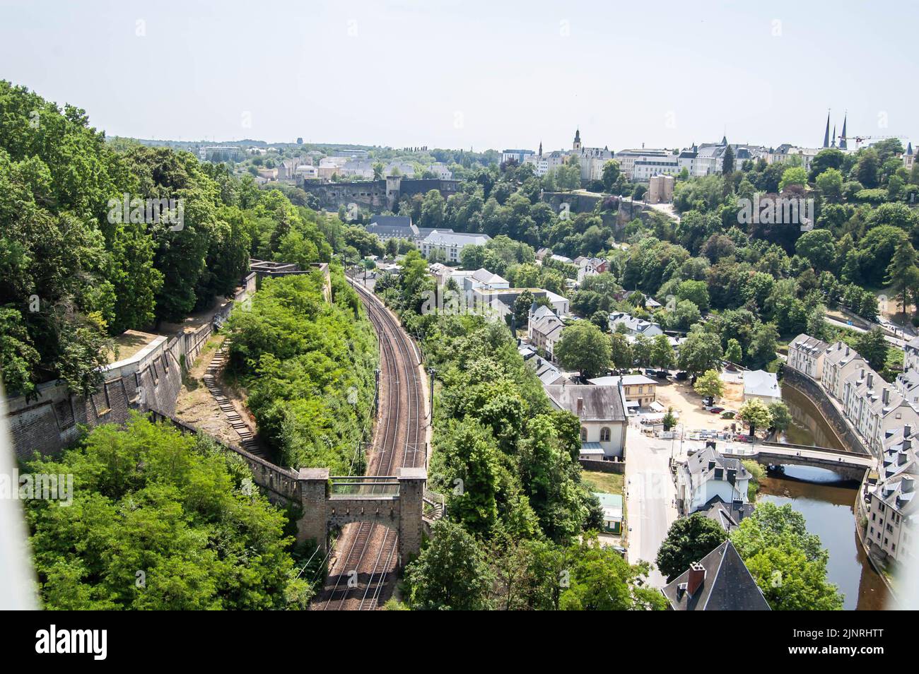 LUXEMBURG - 19. Juni 2022: Ansicht der luxemburgischen Bahnlinie von der Großherzogin Charlotte Brücke in Luxemburg Stockfoto