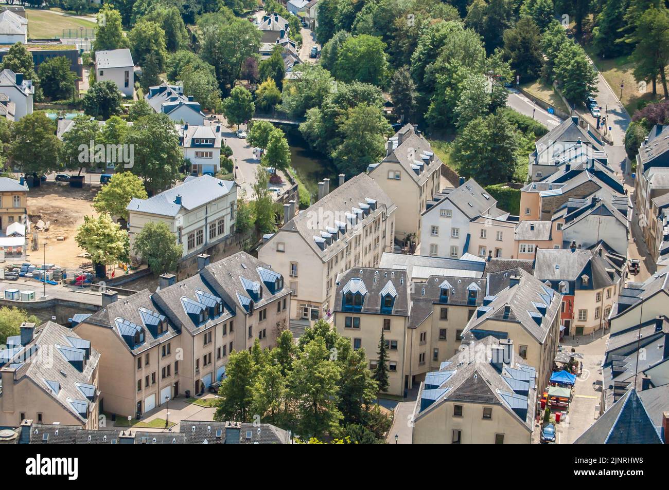 LUXEMBURG - 19. Juni 2022: Ansicht von Luxemburg von der Großherzogin Charlotte Brücke in Luxemburg Stockfoto