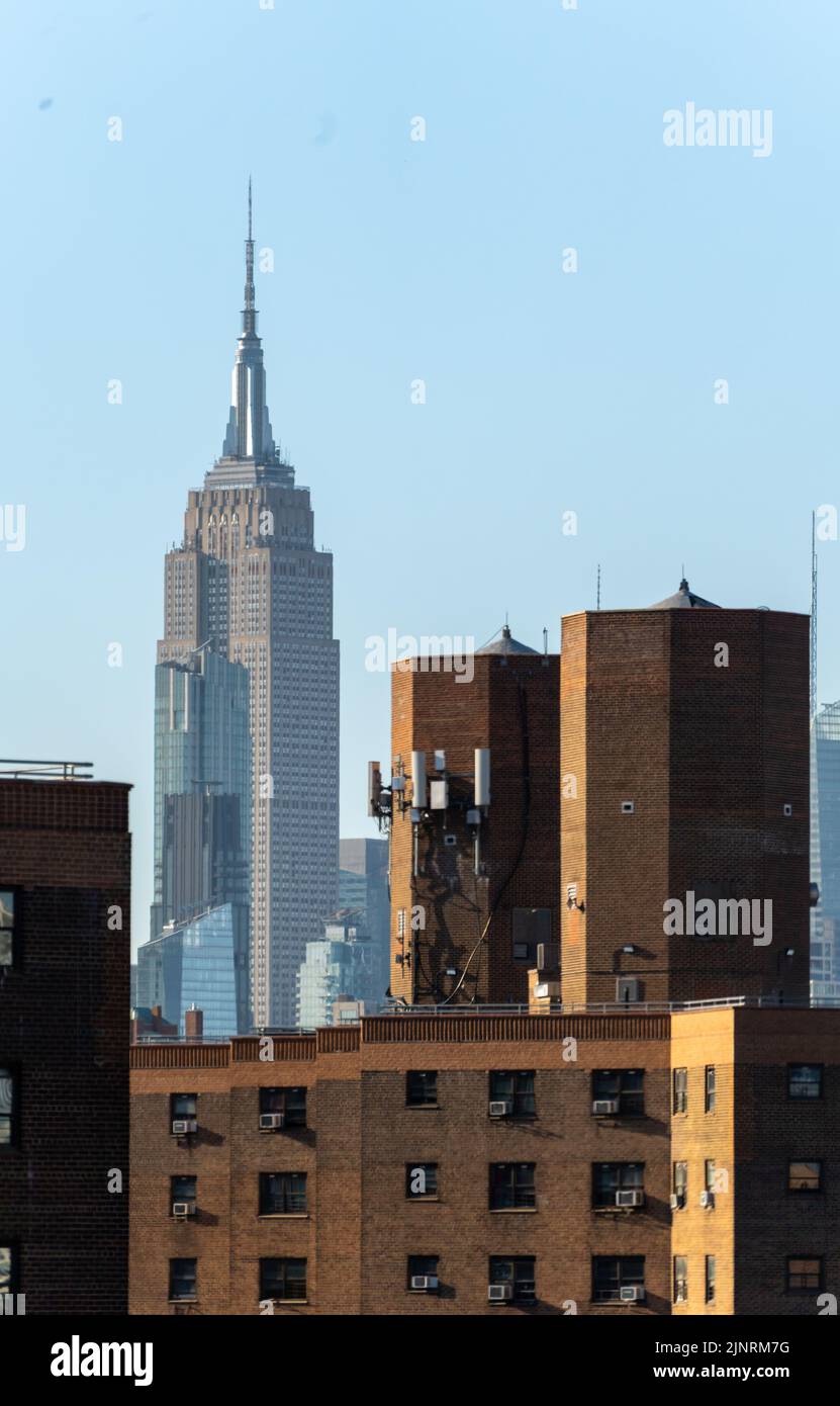 Blick auf Manhattan Famous Building mit Wohnapartment im Vordergrund Stockfoto