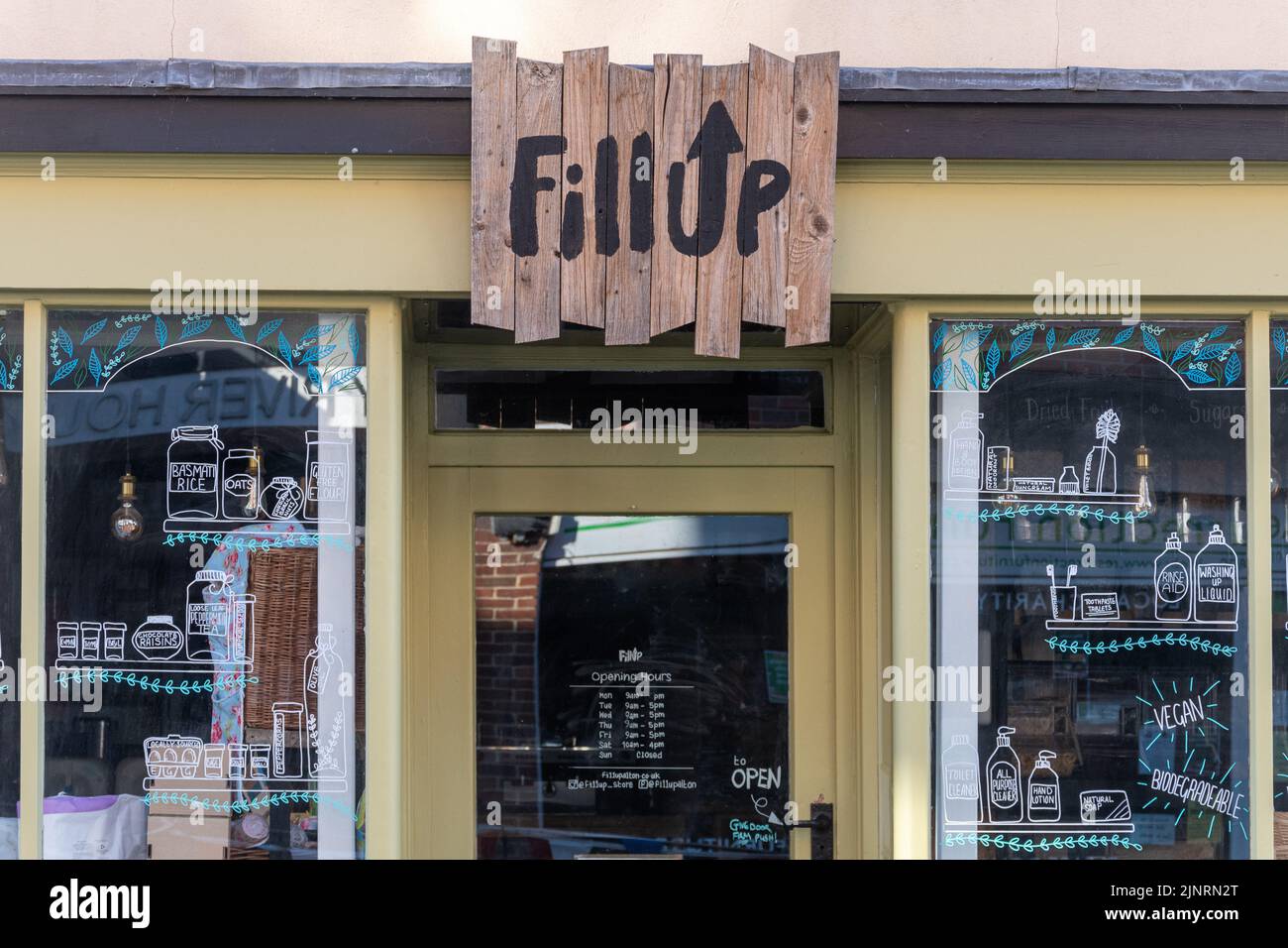 Fillup Shop, ein Geschäft, das Nachfüllungen von Lebensmitteln und Reinigungsprodukten in Alton, Hampshire, England, Großbritannien, verkauft. Nachhaltigkeit, Reduzierung von Einweg-Kunststoff Stockfoto