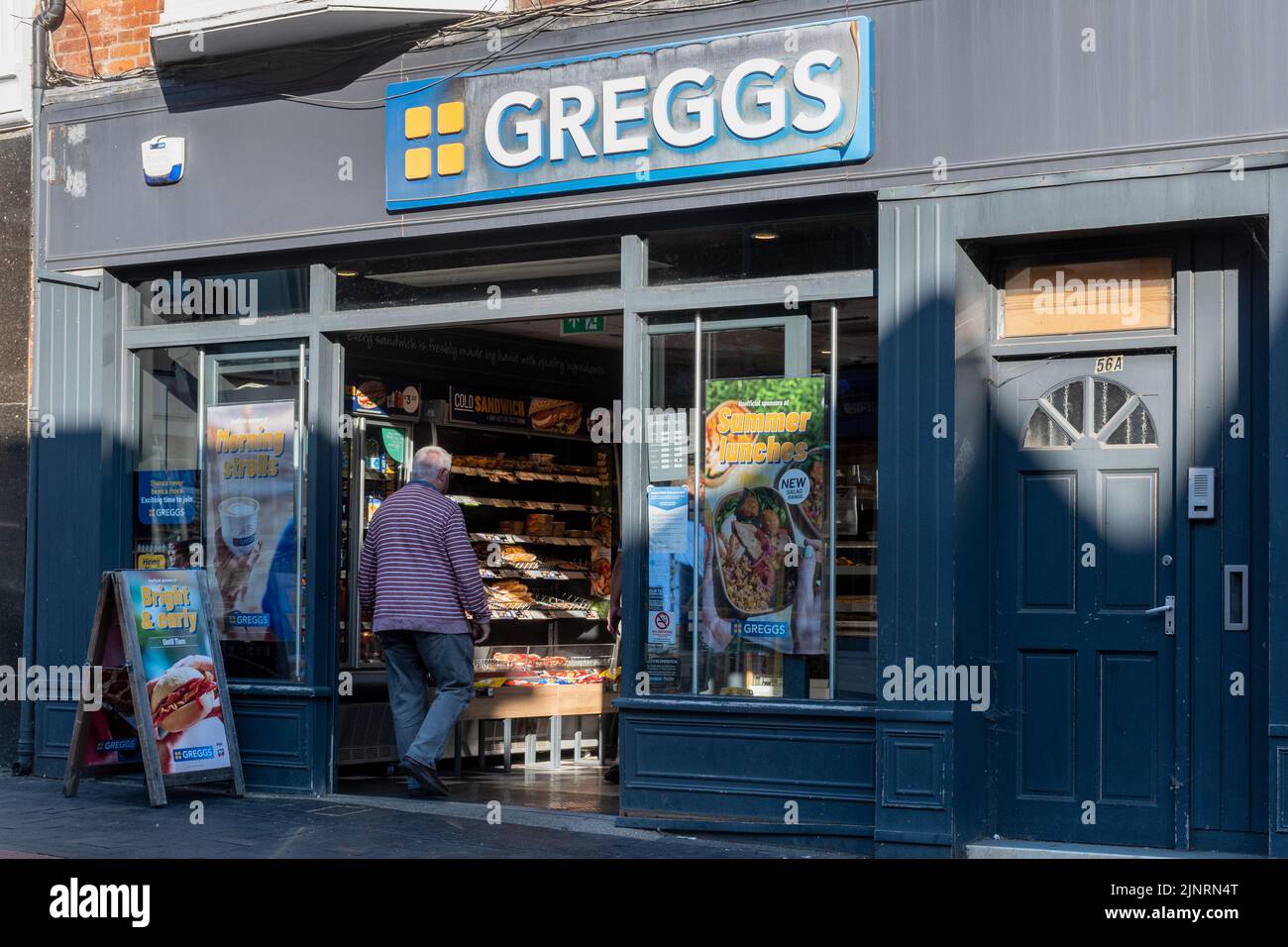 Greggs Niederlassung, eine Bäckereikette, Bäckerei, die Sandwiches und Gebäck verkauft, England, Großbritannien Stockfoto