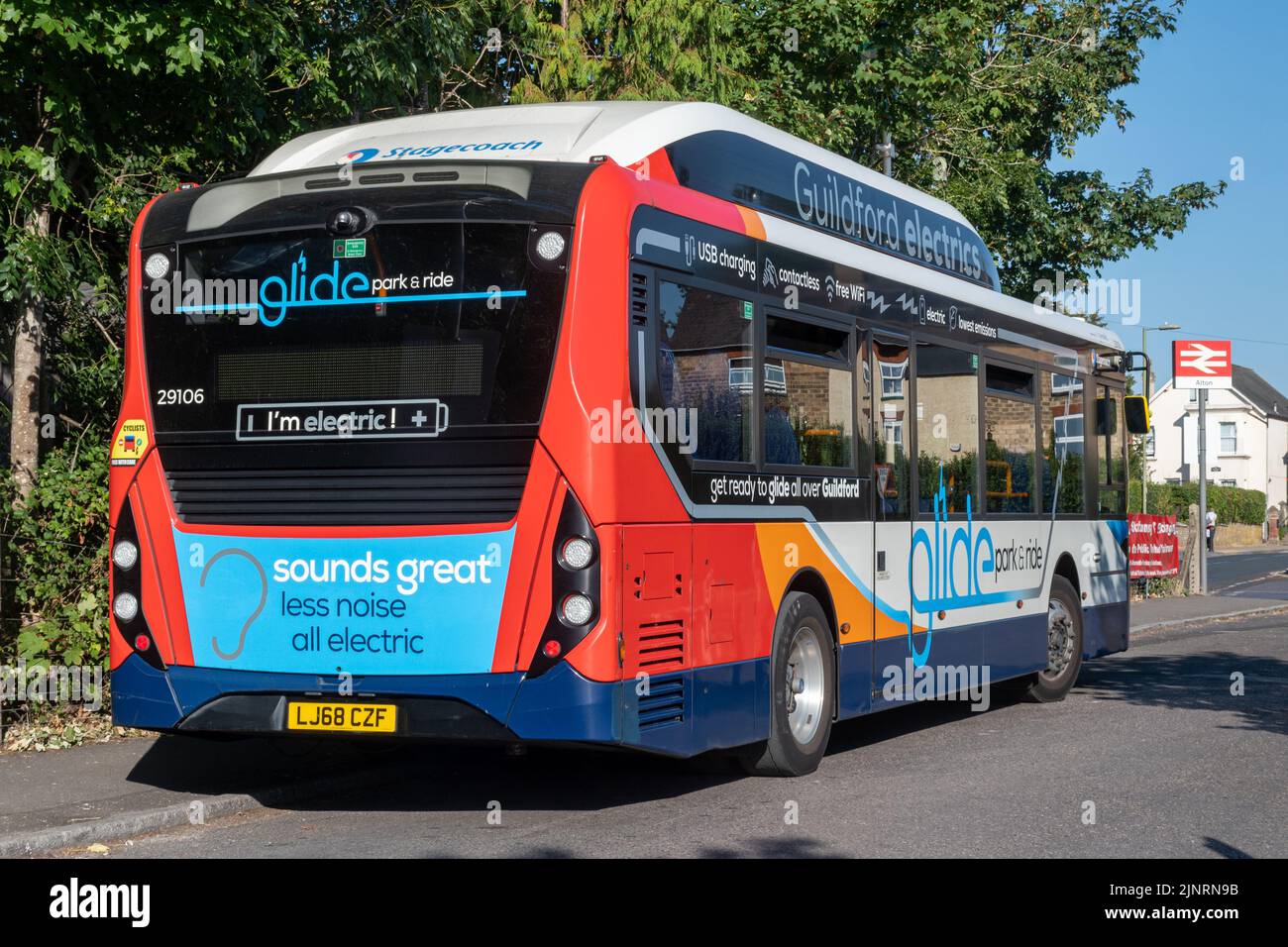 Elektrobus, ein Stagecoach Guildford Electrics Fahrzeug mit Zenobē-Batterie, Park & Ride-Service von Alton Station, Hampshire, England, Großbritannien Stockfoto