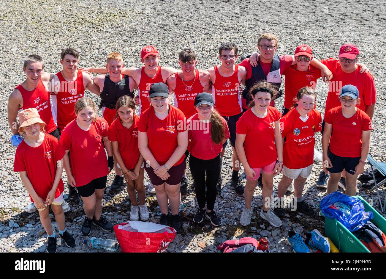 Schull, West Cork, Irland. 13. August 2022. Die Irish Coastal Rowing Championships 2022 finden an diesem Wochenende in Schull, West Cork, statt. Insgesamt nehmen 290 Crews aus verschiedenen Clubs an der Veranstaltung Teil, die am Sonntagabend endet. Zwischen den Rennen chillen die Damen des Kilmacsimon Rowing Club U18 und der U12. Quelle: AG News/Alamy Live News Stockfoto