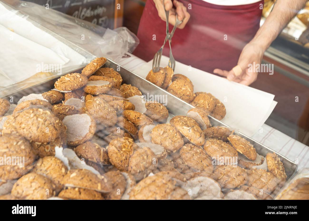 Vitrine mit vielen Marzipan-Keksen Stockfoto