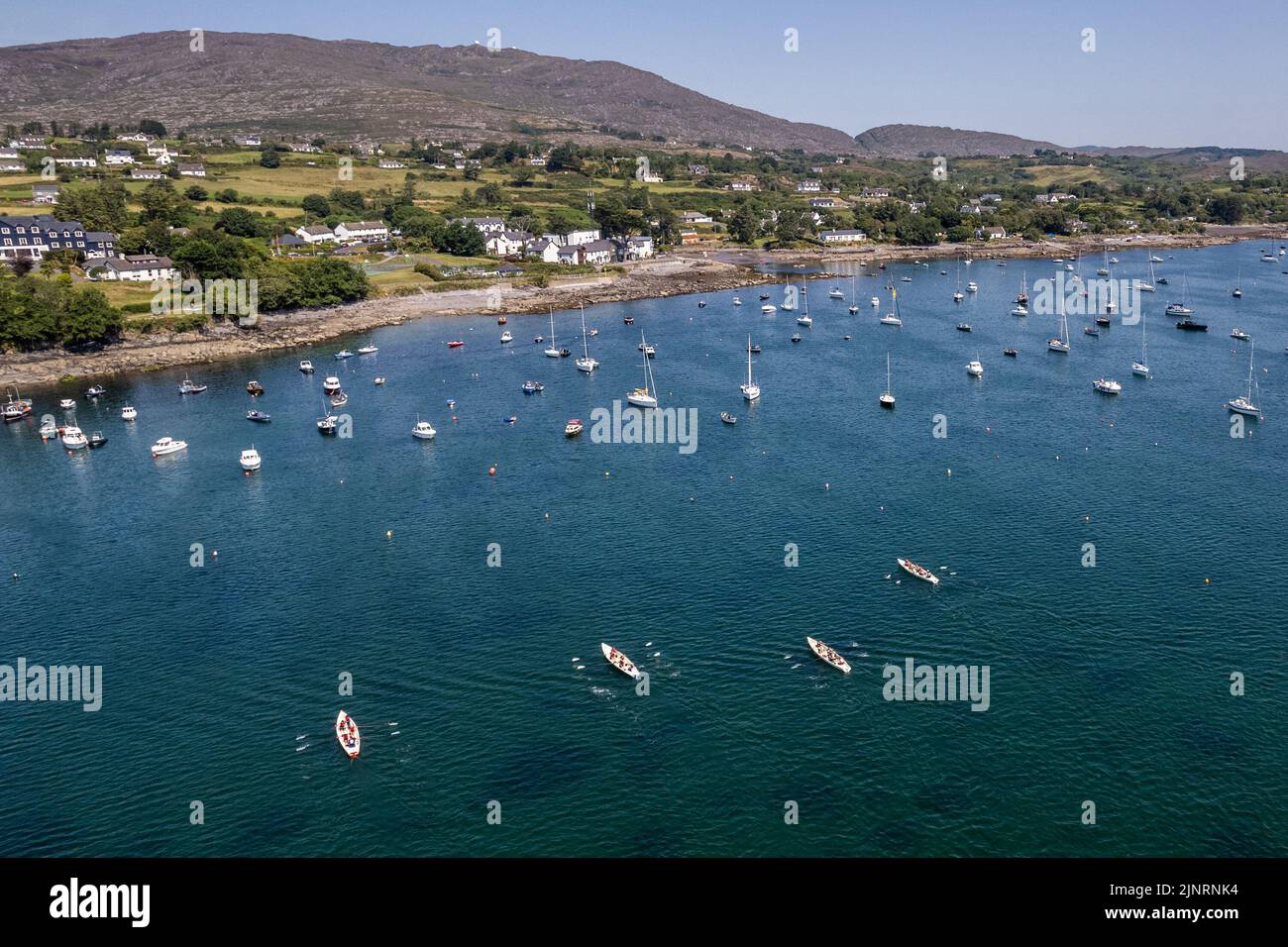 Schull, West Cork, Irland. 13. August 2022. Die Irish Coastal Rowing Championships 2022 finden an diesem Wochenende in Schull, West Cork, statt. Insgesamt nehmen 290 Crews aus verschiedenen Clubs an der Veranstaltung Teil, die am Sonntagabend endet. Das Rennen fand unter dem Blick des Mount Gabriel statt. Quelle: AG News/Alamy Live News Stockfoto