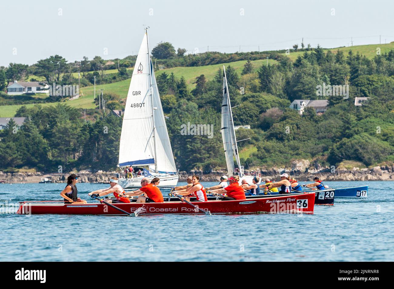 Schull, West Cork, Irland. 13. August 2022. Die Irish Coastal Rowing Championships 2022 finden an diesem Wochenende in Schull, West Cork, statt. Insgesamt nehmen 290 Crews aus verschiedenen Clubs an der Veranstaltung Teil, die am Sonntagabend endet. Quelle: AG News/Alamy Live News Stockfoto