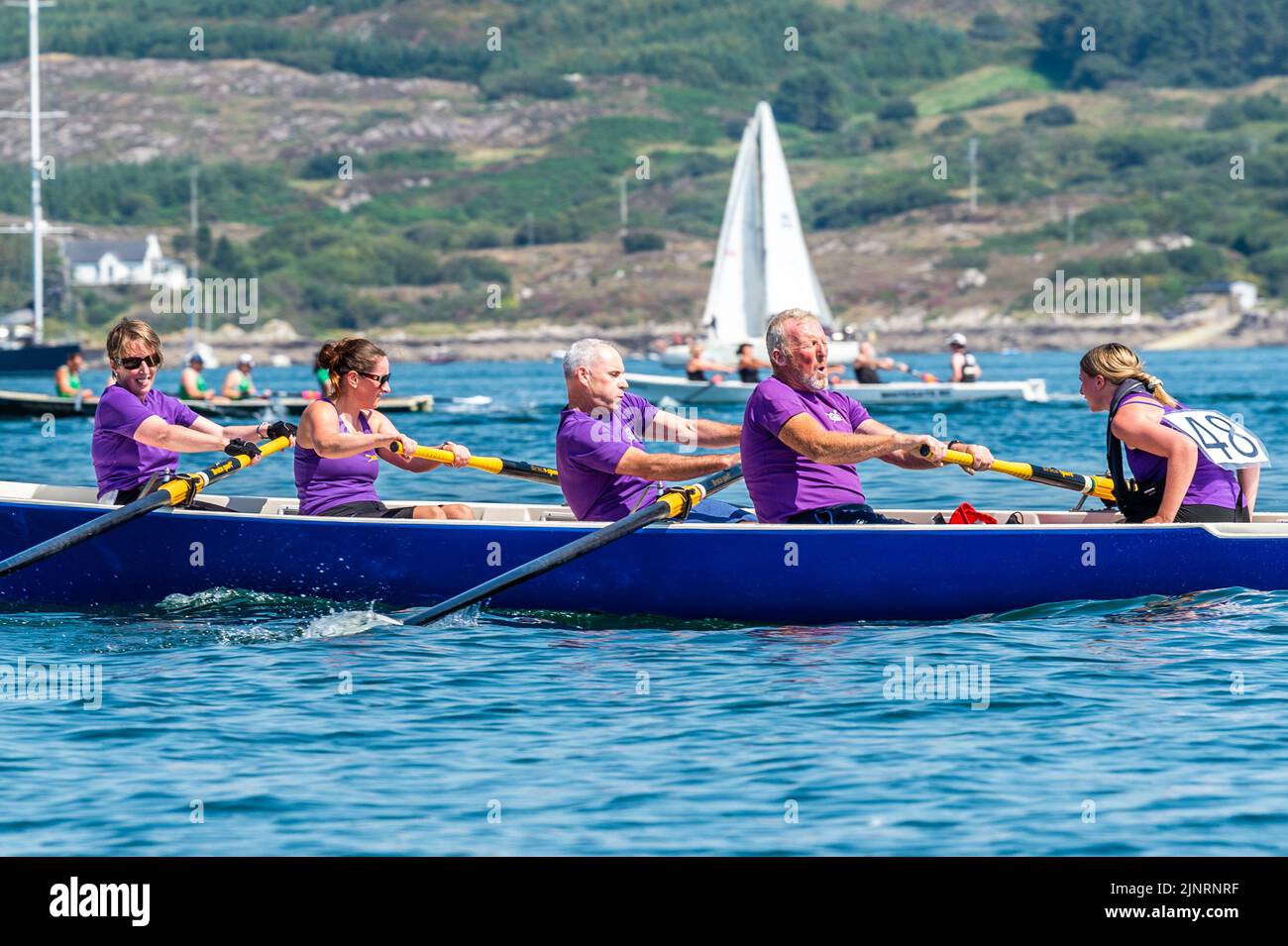 Schull, West Cork, Irland. 13. August 2022. Die Irish Coastal Rowing Championships 2022 finden an diesem Wochenende in Schull, West Cork, statt. Insgesamt nehmen 290 Crews aus verschiedenen Clubs an der Veranstaltung Teil, die am Sonntagabend endet. Quelle: AG News/Alamy Live News Stockfoto