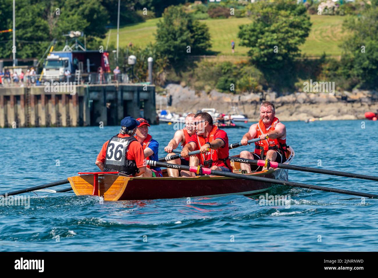 Schull, West Cork, Irland. 13. August 2022. Die Irish Coastal Rowing Championships 2022 finden an diesem Wochenende in Schull, West Cork, statt. Insgesamt nehmen 290 Crews aus verschiedenen Clubs an der Veranstaltung Teil, die am Sonntagabend endet. Quelle: AG News/Alamy Live News Stockfoto