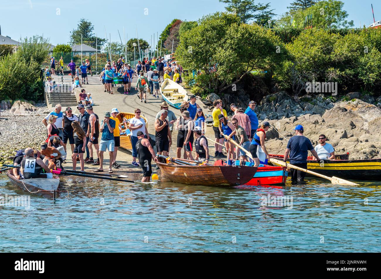 Schull, West Cork, Irland. 13. August 2022. Die Irish Coastal Rowing Championships 2022 finden an diesem Wochenende in Schull, West Cork, statt. Insgesamt nehmen 290 Crews aus verschiedenen Clubs an der Veranstaltung Teil, die am Sonntagabend endet. Quelle: AG News/Alamy Live News Stockfoto