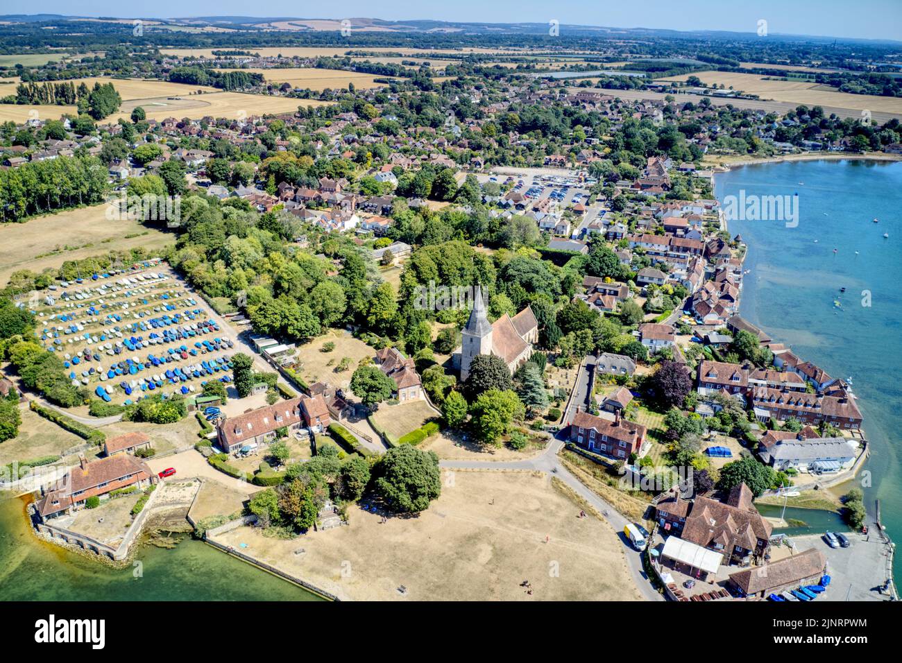 Aus der Luft über dem schönen Dorf Bosham, einem beliebten Segelrevier