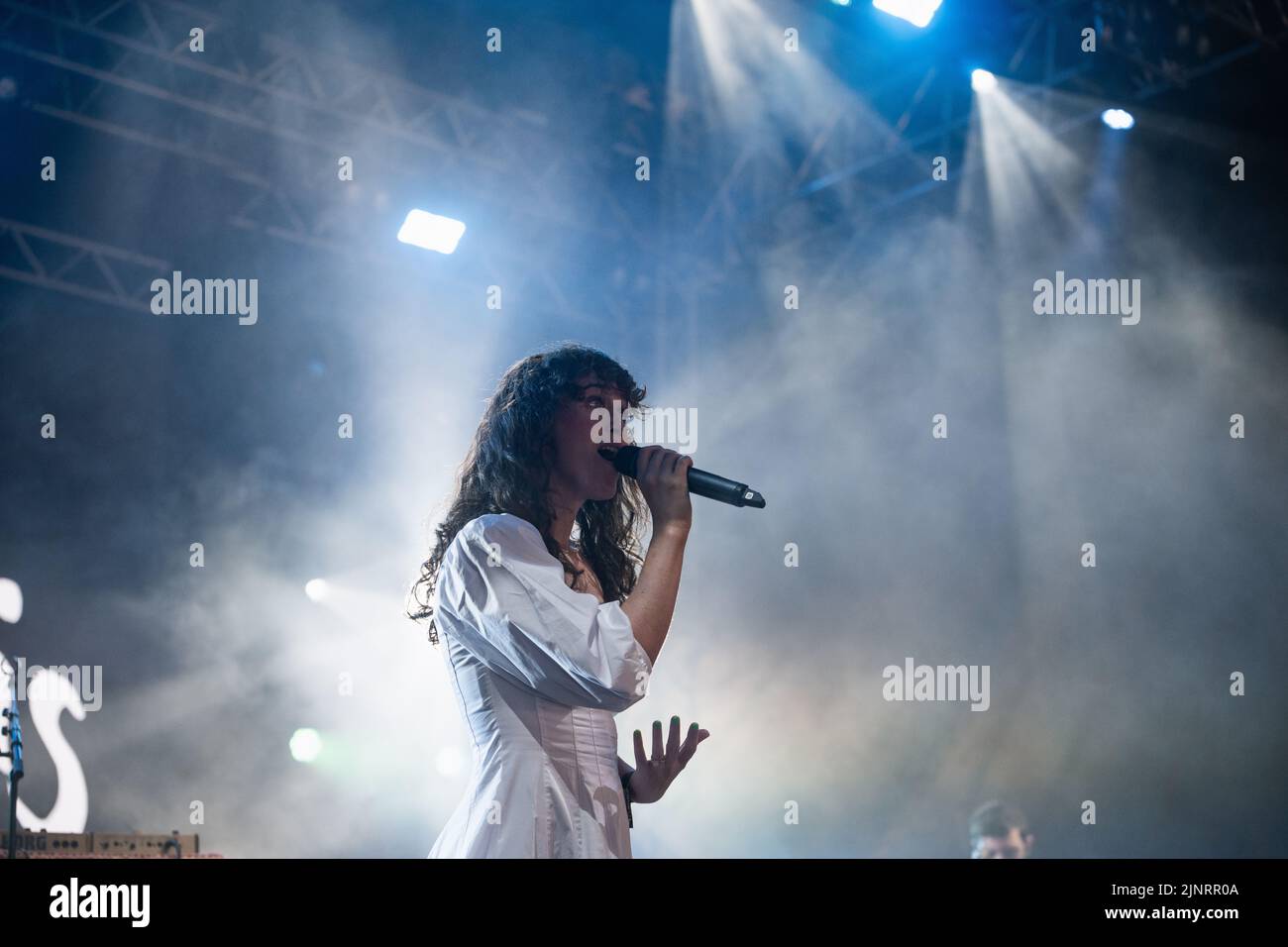 Newquay, Cornwall, Großbritannien. 13.. August 2022. Rae Morris tritt auf der Hauptbühne beim Boardmasters Festival 2022 auf. Quelle: Sam Hardwick/Alamy. Stockfoto