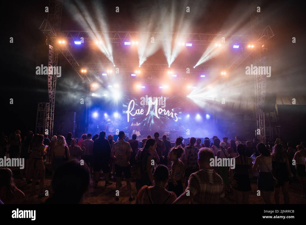 Newquay, Cornwall, Großbritannien. 13.. August 2022. Rae Morris tritt auf der Hauptbühne beim Boardmasters Festival 2022 auf. Quelle: Sam Hardwick/Alamy. Stockfoto