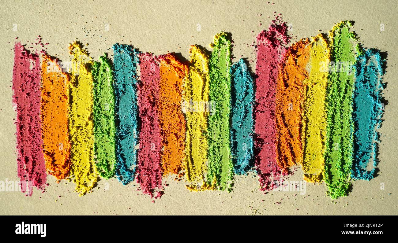 Regenbogen kreativer Hintergrund von Linien mit mehrfarbigen Buntstiften gezeichnet. Strukturierte, helle Oberfläche Stockfoto