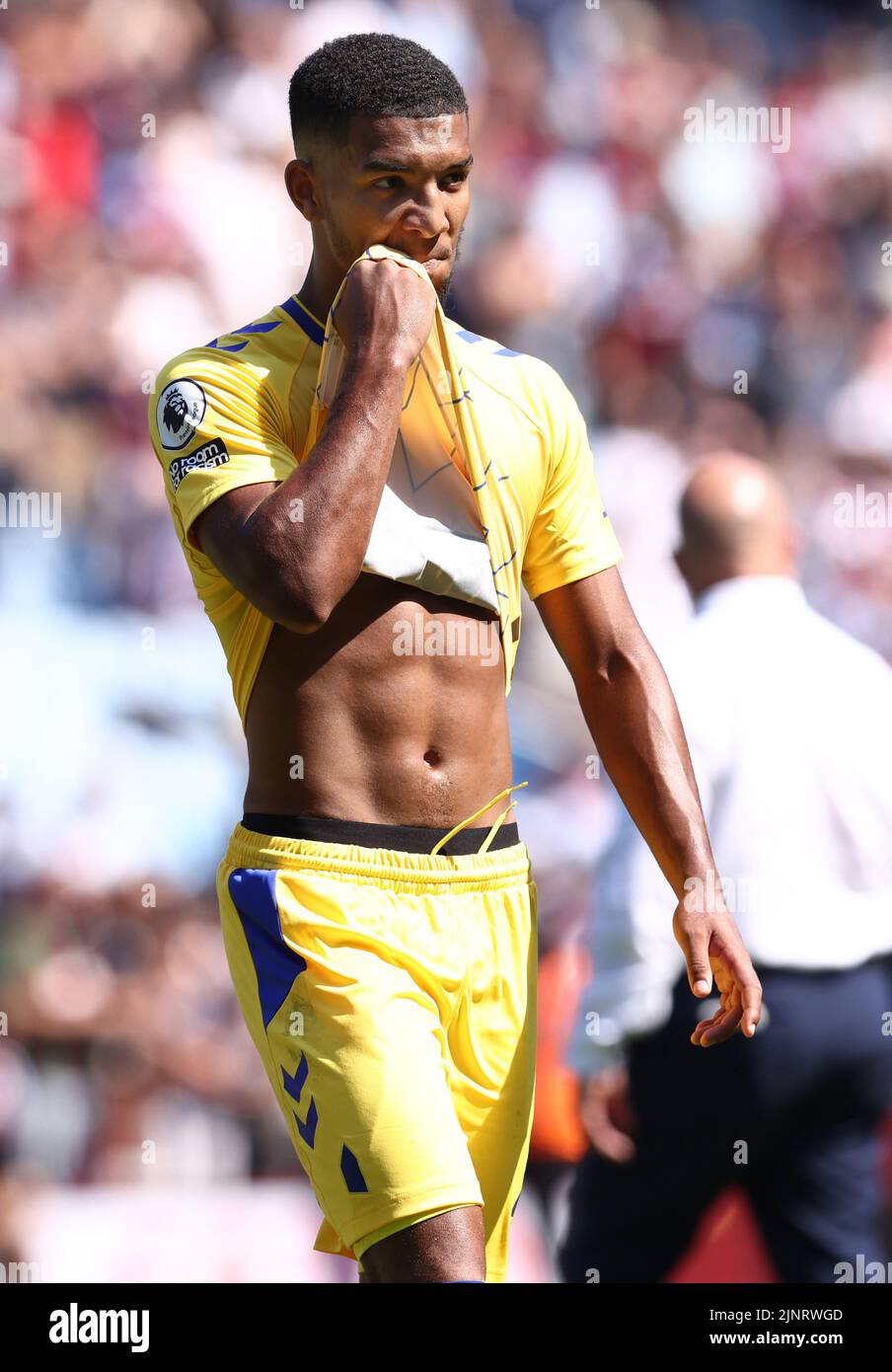 Birmingham, England, 13.. August 2022. Mason Holgate von Everton reagiert nach dem Premier League-Spiel in Villa Park, Birmingham. Bildnachweis sollte lauten: Darren Staples / Sportimage Stockfoto