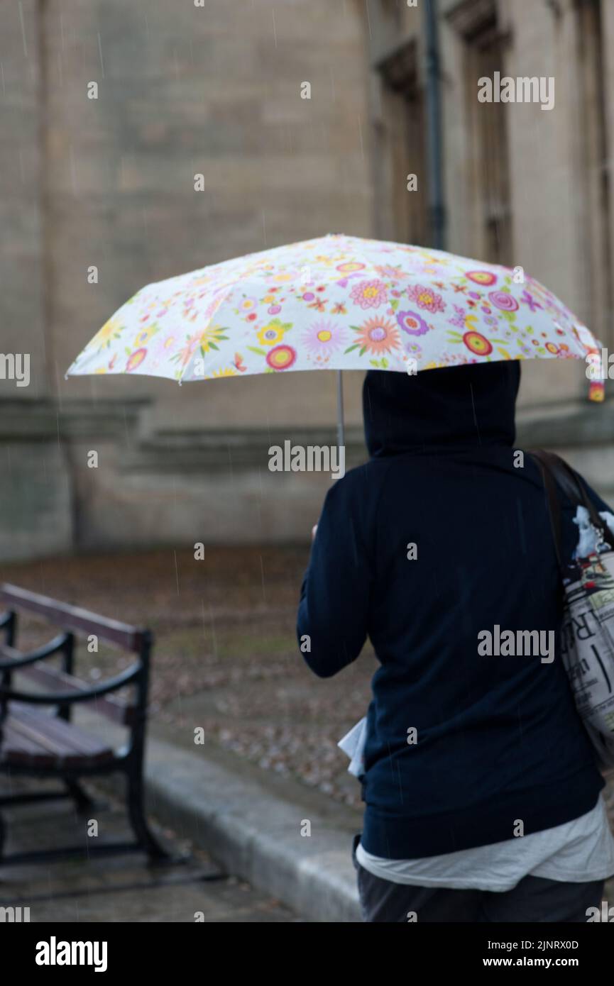 Frau, die die Straße entlang in St Aldates, Oxford, geht Stockfoto