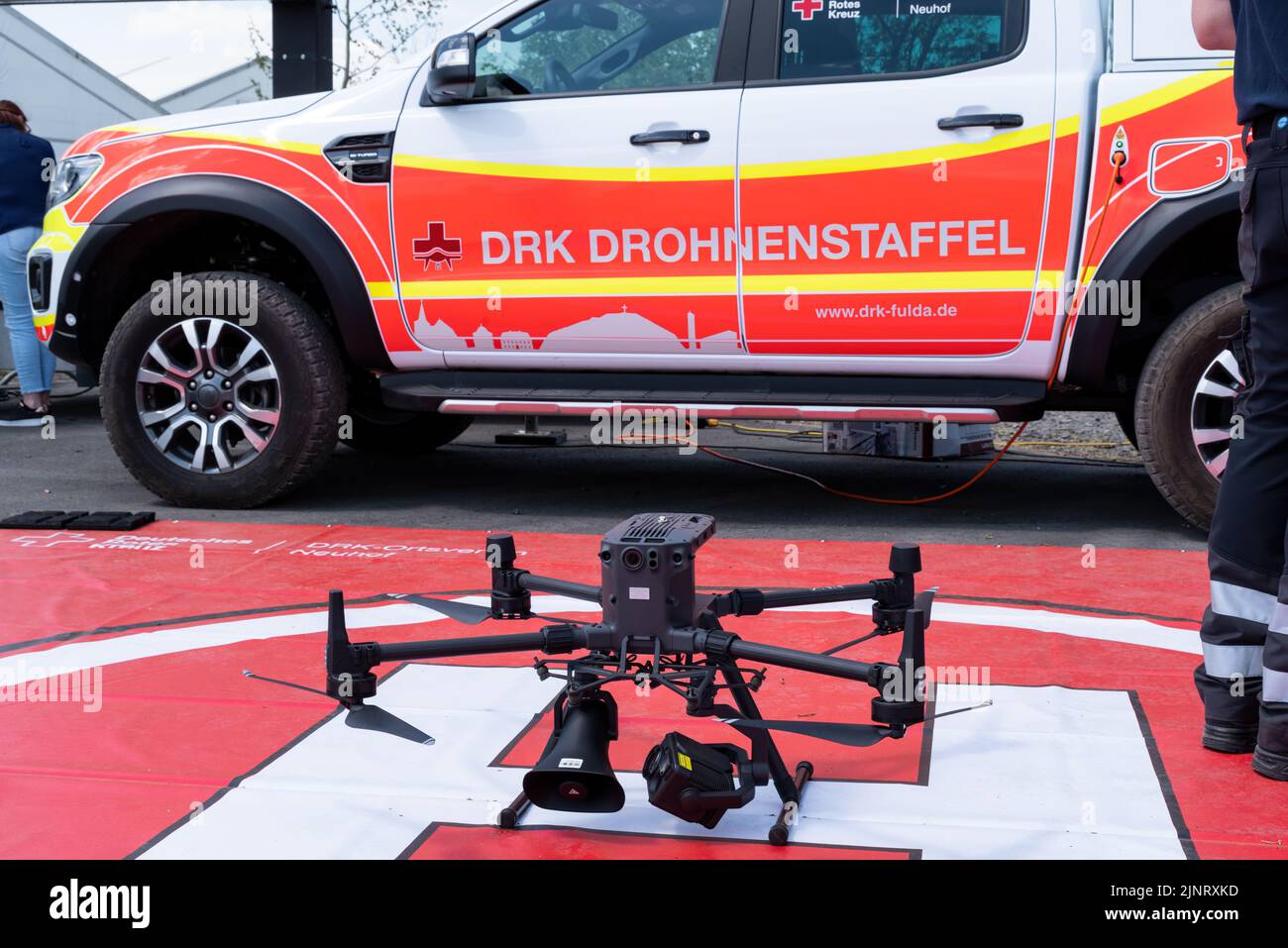 Fahrzeug der DRK-Drohnengeschwader mit Drohnenlandeplatz und Drohne Stockfoto