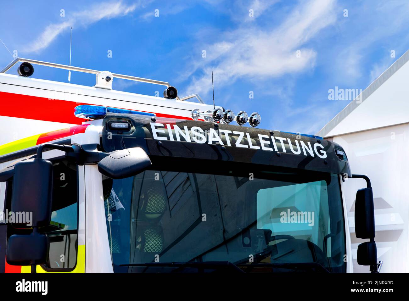Einsatzteam-Fahrzeug der deutschen Feuerwehr. Lettering Einsatzleitung (engl. Incident Response Team) Stockfoto