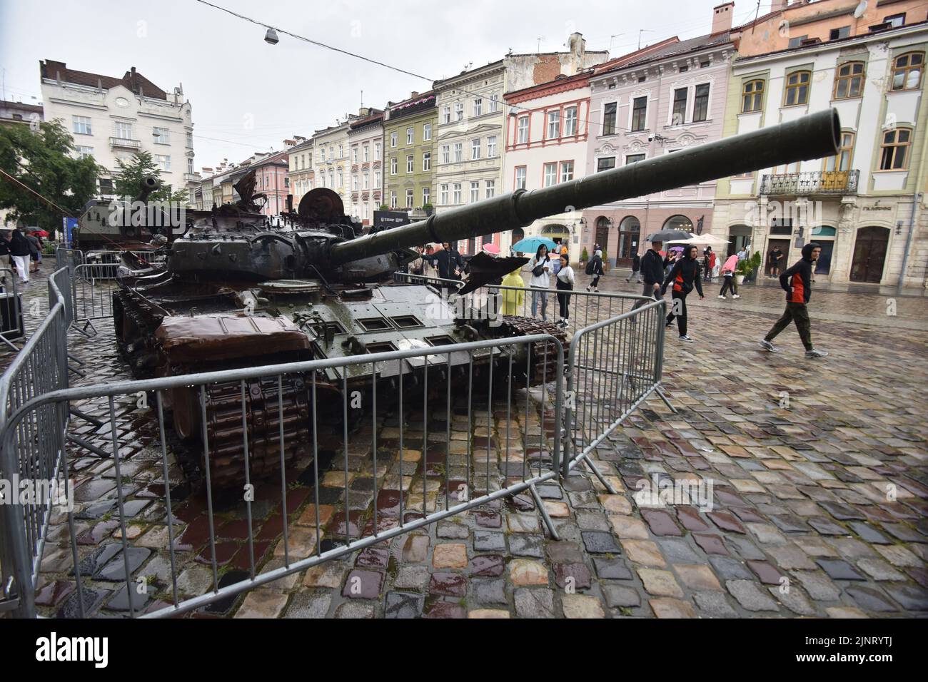 Der russische Panzer T-72, der vom ukrainischen Militär bei der Ausstellung zerstörter russischer Ausrüstung in Lemberg zerstört wurde. Die von der ukrainischen Regierung organisierte Ausstellung wird bis zum Ende des Sommers im Zentrum von Lemberg stattfinden. Dann wird es in die Länder Nordamerikas verlegt. Die Idee ist, die Verbrechen aufzudecken, die die russischen Besatzer auf ukrainischem Territorium begangen haben. Stockfoto