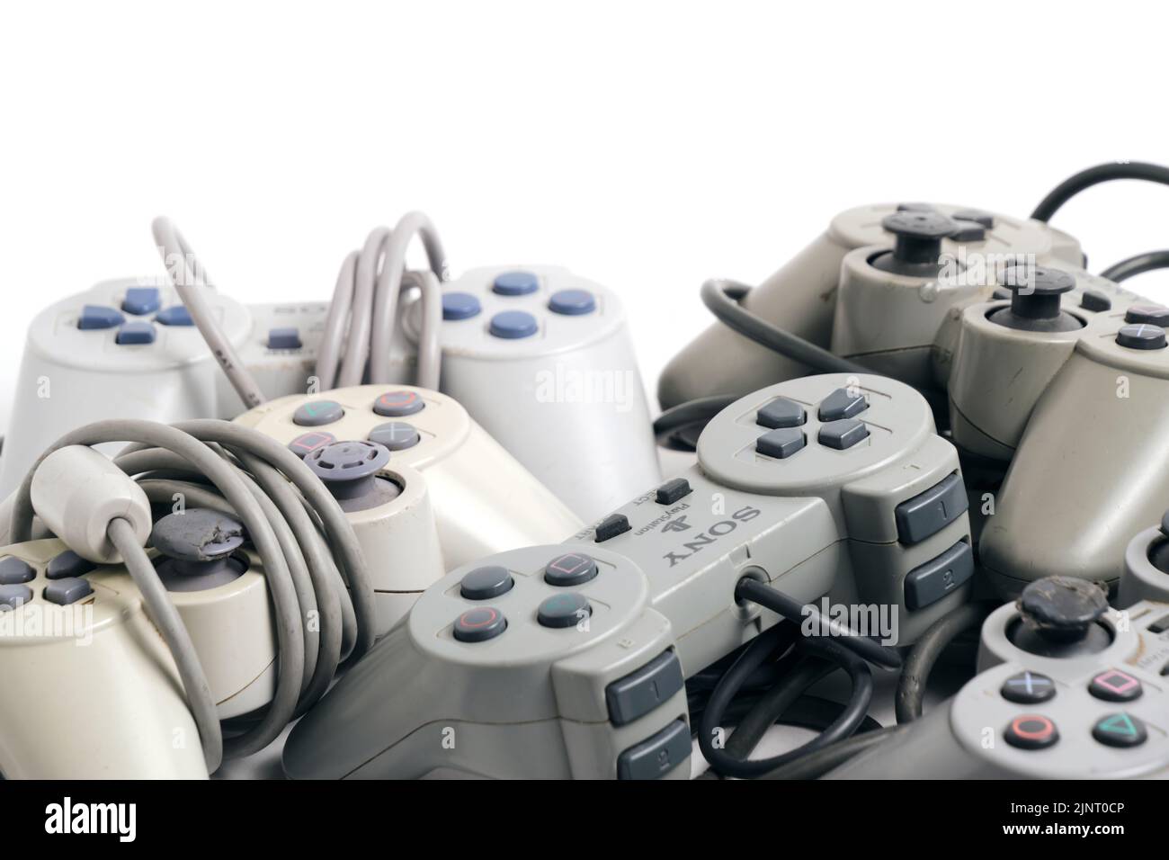 Kostanay, Kasachstan 2022. Alte Gamepads für die Sony playstation-Spielkonsole im Retro-Design Stockfoto