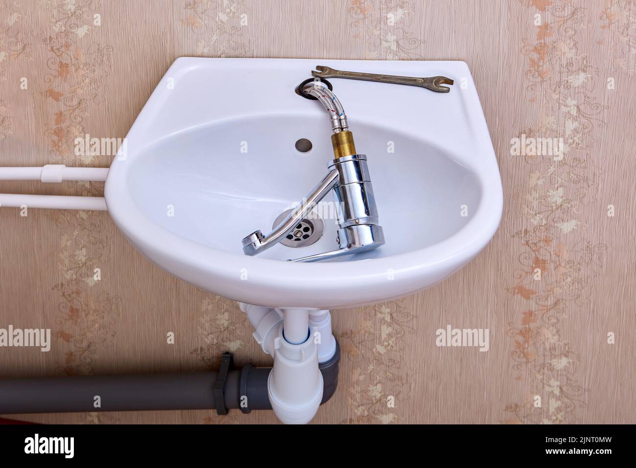 Einhebel-Wasserhahn ist auf Waschbecken im Badezimmer montiert. Stockfoto