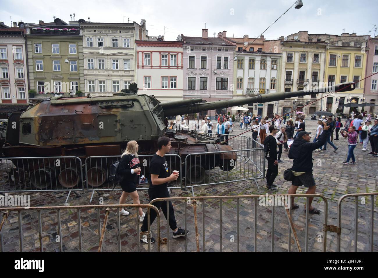 Lviv, Ukraine. 11. August 2022. Die Menschen gehen an dem russischen Flak-Raketenabwehrkomplex „Buk“ vorbei, der vom ukrainischen Militär bei der Ausstellung zerstörter russischer Ausrüstung in Lemberg zerstört wurde. Die von der ukrainischen Regierung organisierte Ausstellung wird bis zum Ende des Sommers im Zentrum von Lemberg stattfinden. Dann wird es in die Länder Nordamerikas verlegt. Die Idee ist, die Verbrechen aufzudecken, die die russischen Besatzer auf ukrainischem Territorium begangen haben. (Bild: © Pavlo Palamarchuk/SOPA Images via ZUMA Press Wire) Stockfoto