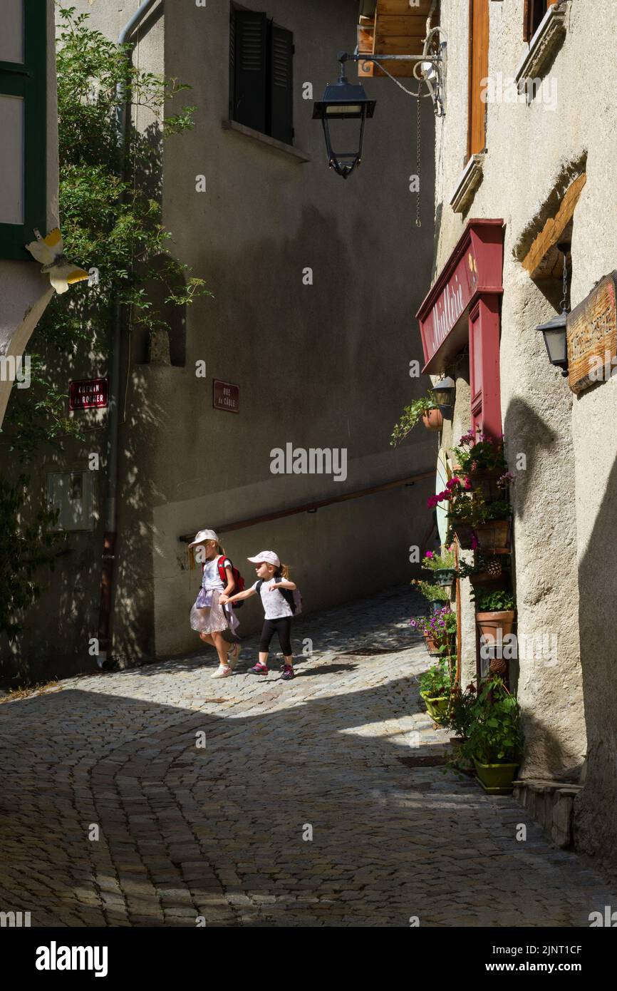 Schulkinder im traditionellen Dorf Venosc in den französischen Alpen. Stockfoto