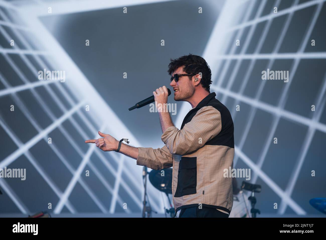 Newquay, Cornwall, Großbritannien. 13.. August 2022. Bastille tritt auf der Hauptbühne des Boardmasters Festival 2022 auf. Quelle: Sam Hardwick/Alamy. Stockfoto