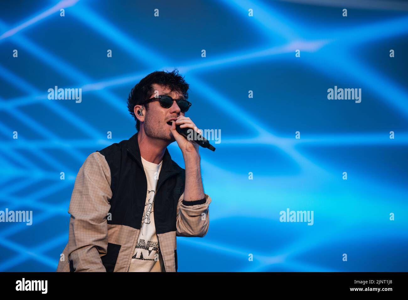 Newquay, Cornwall, Großbritannien. 13.. August 2022. Bastille tritt auf der Hauptbühne des Boardmasters Festival 2022 auf. Quelle: Sam Hardwick/Alamy. Stockfoto