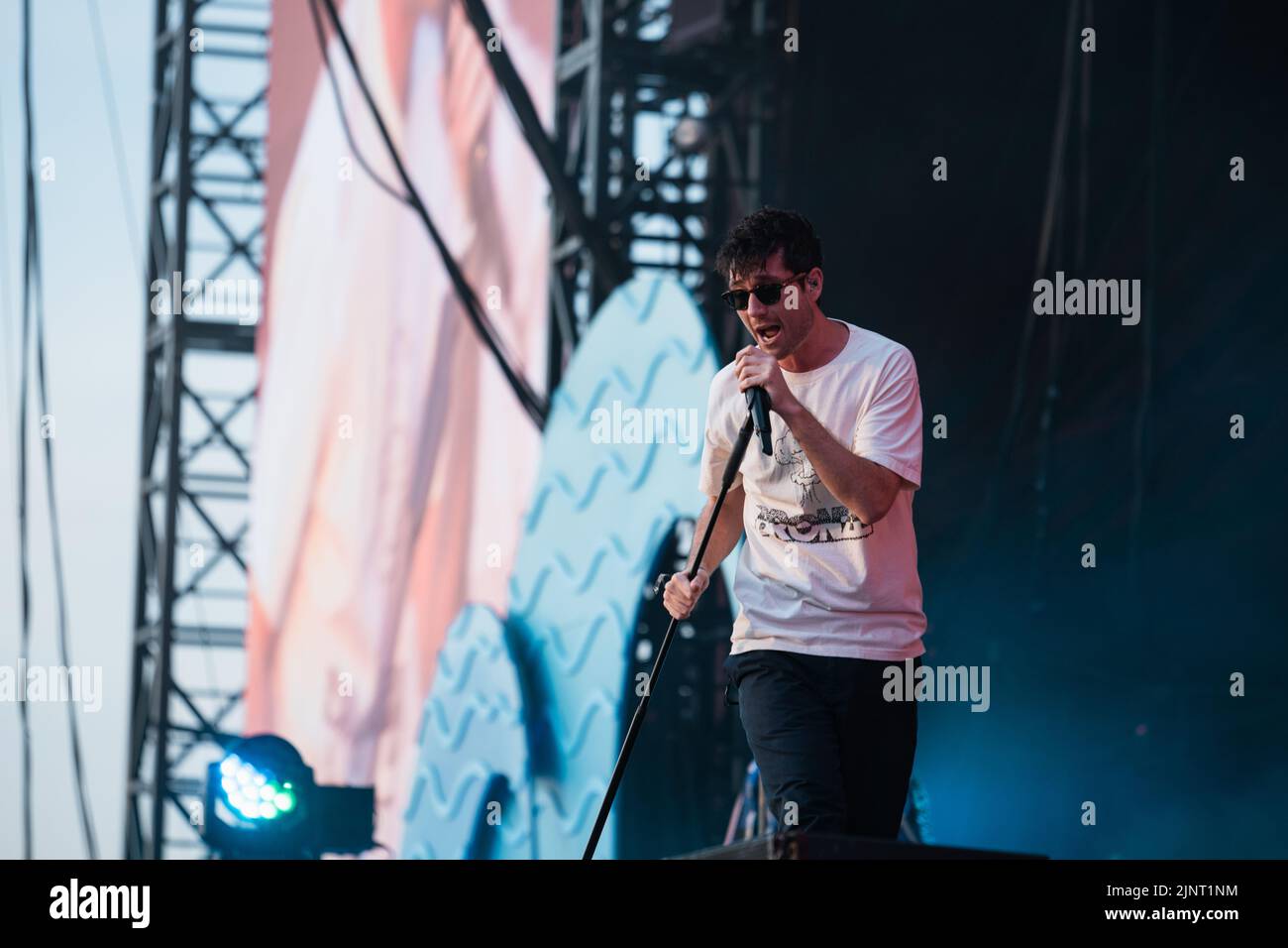 Newquay, Cornwall, Großbritannien. 13.. August 2022. Bastille tritt auf der Hauptbühne des Boardmasters Festival 2022 auf. Quelle: Sam Hardwick/Alamy. Stockfoto
