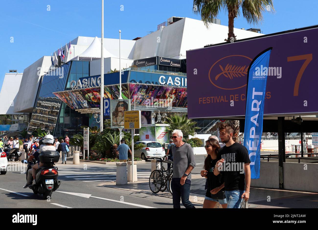 Eine geschäftige Straßenszene auf dem Boulevard de la Croisette, Cannes, Frankreich, eine Woche vor dem Filmfestival 75., Mai 2022 Stockfoto