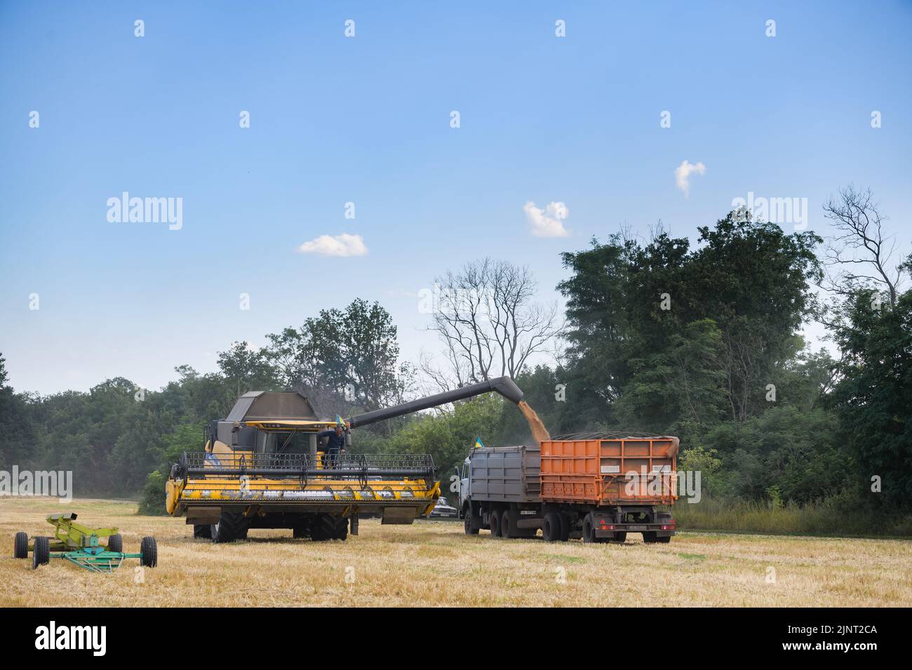 Mähdrescher Entleeren geernteten Weizenkorn in LKW. Region Dnipro, Ukraine - 8. August 2022 Stockfoto