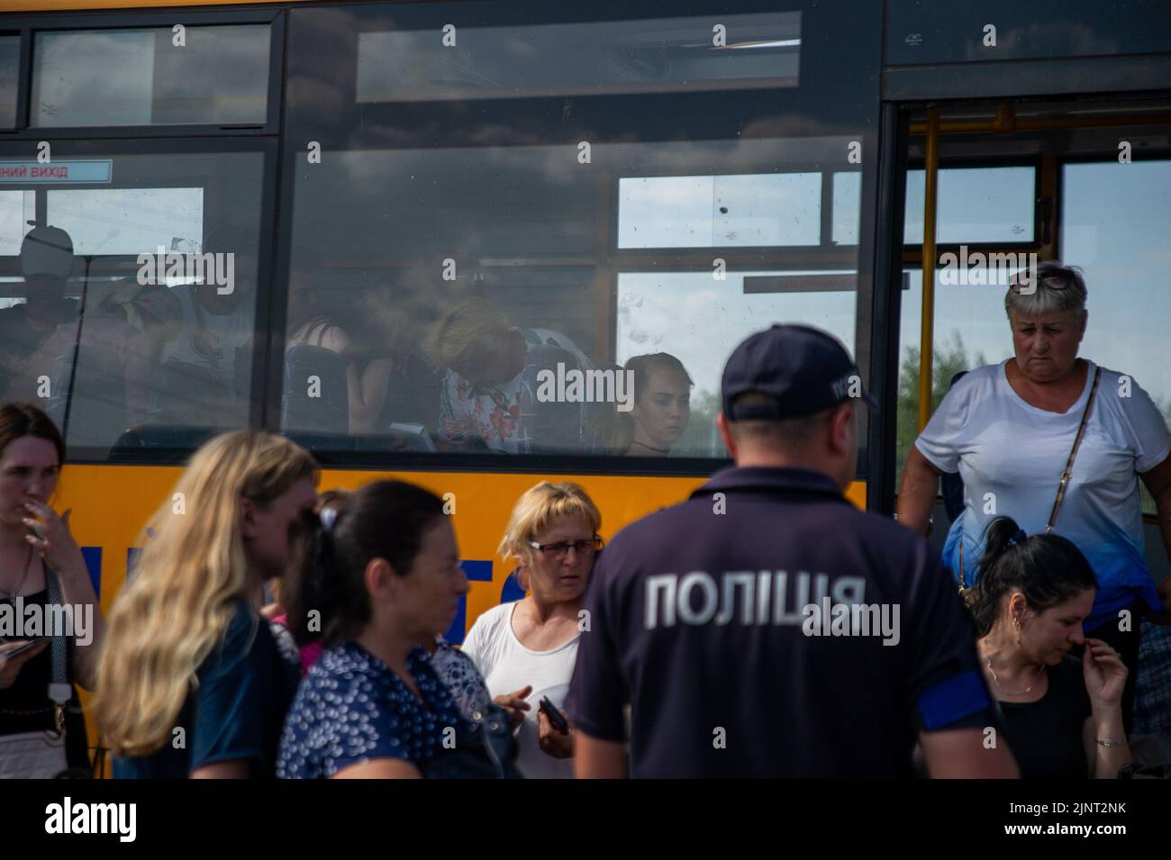 Saporischschschja, Ukraine. 13. August 2022. Die Polizei von Zaporizhzhia überprüft Dokumente, wenn Flüchtlinge in Evakuierungsbussen aus besetzten Gebieten in der Ukraine ankommen. Zaporizhzhia sieht weiterhin einen Zustrom von Flüchtlingen, die vor Gewalt fliehen, während der Krieg andauert. (Bild: © Madeleine Kelly/SOPA Images via ZUMA Press Wire) Stockfoto