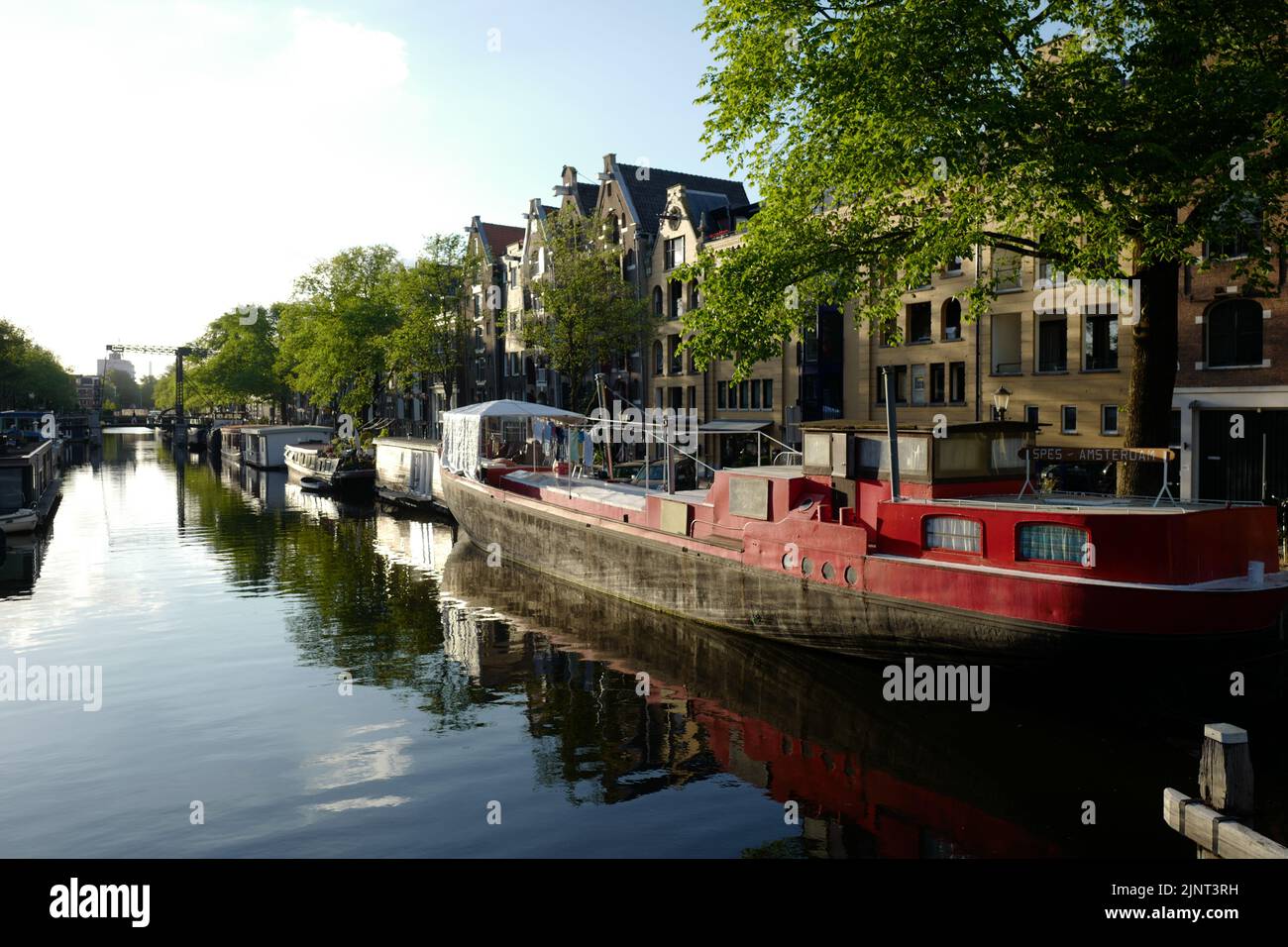 Lastkähne auf der Brouwersgracht in Jordaan in Amsterdam Stockfoto
