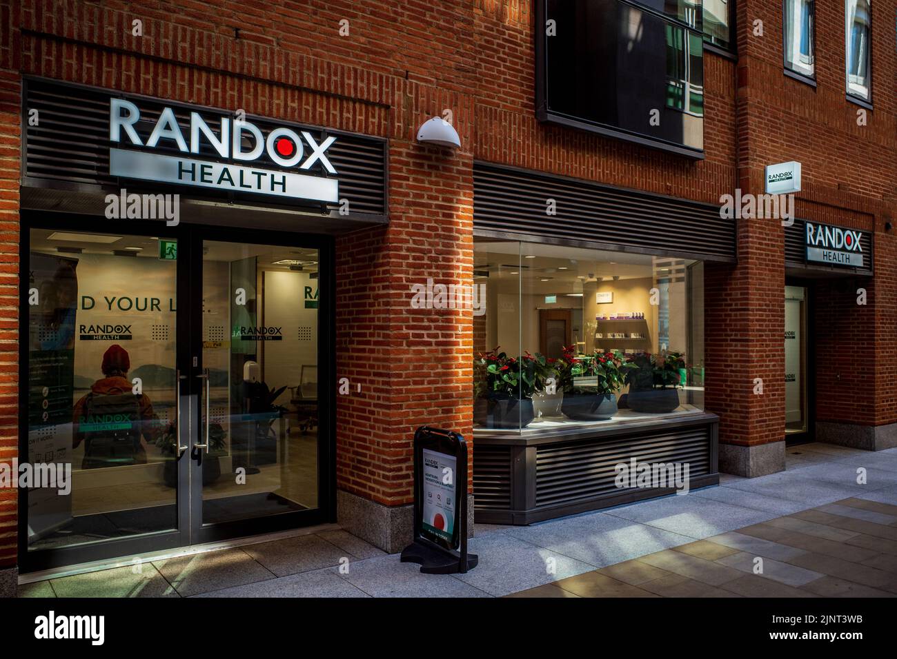 Randox Health Clinic auf dem Patornoster Square im Finanzdistrikt der Stadt London. Randox Health Drop in Klinik und Testzentrum. Stockfoto